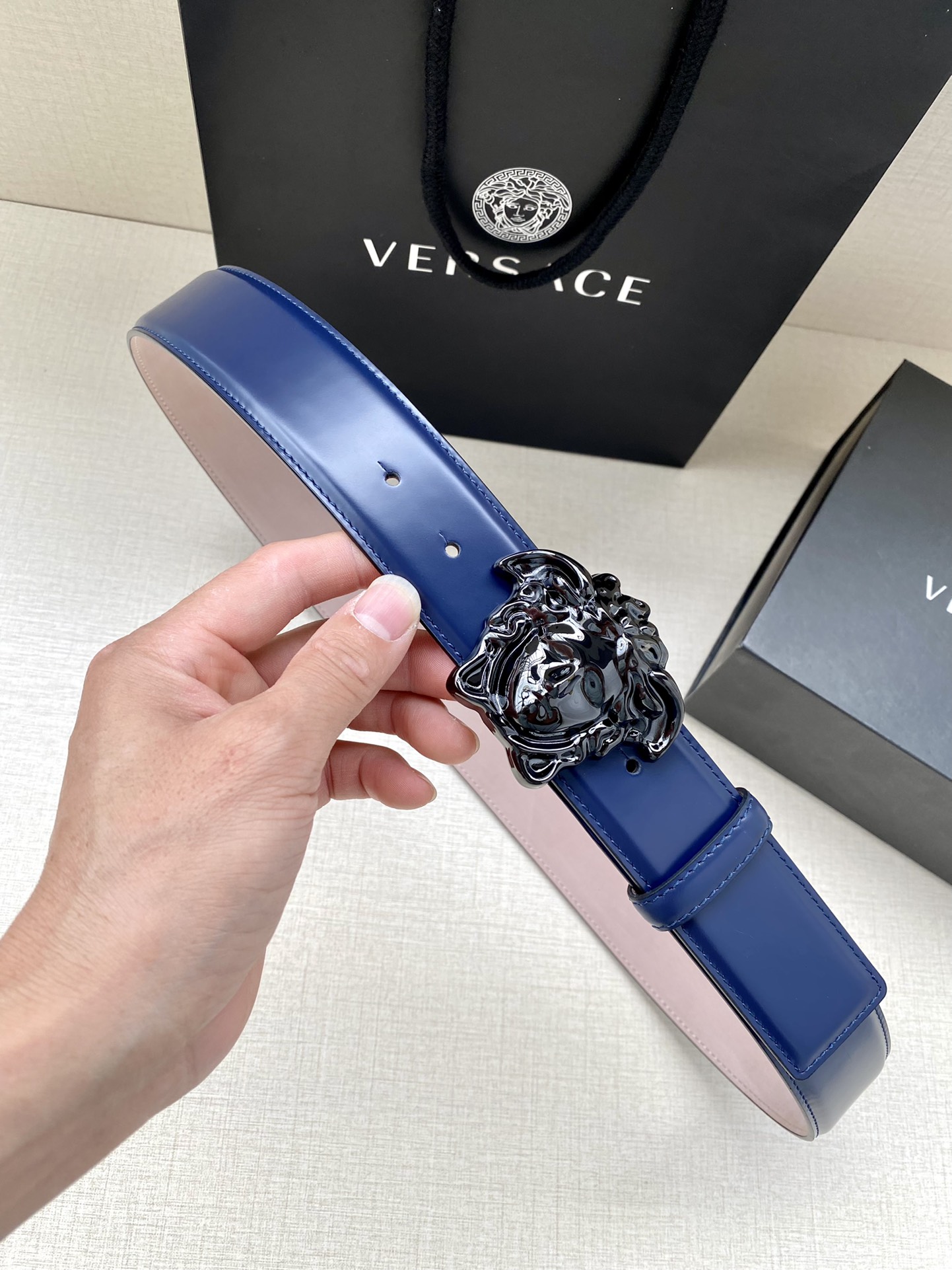 宽度4.0cm VERSACE （范思哲）此款柔软的皮带饰3D美杜莎腰带扣