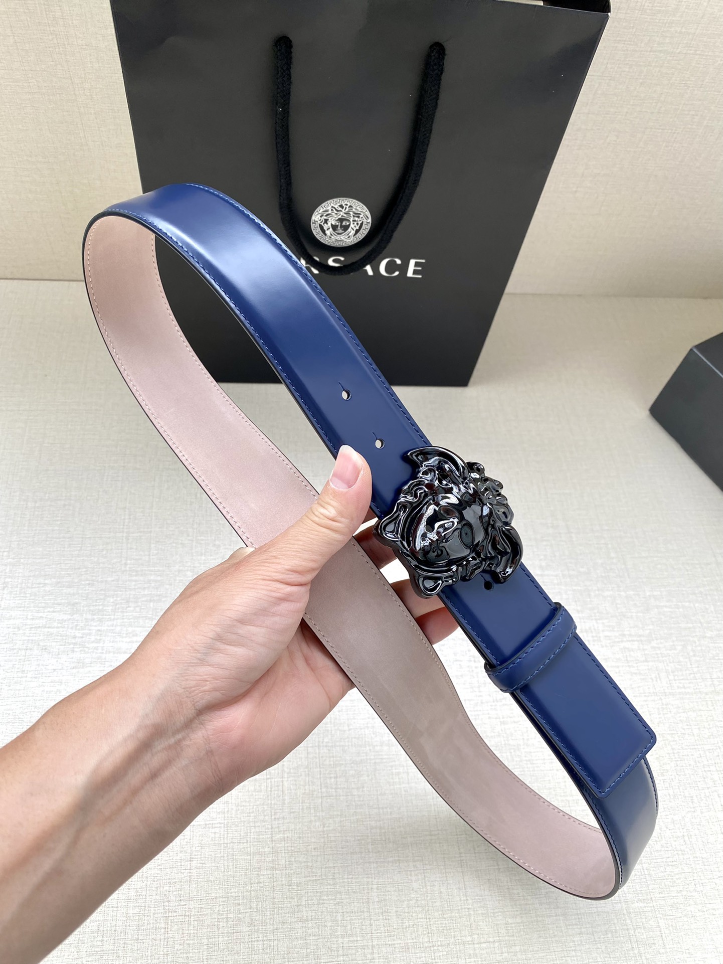 宽度4.0cm VERSACE （范思哲）此款柔软的皮带饰3D美杜莎腰带扣