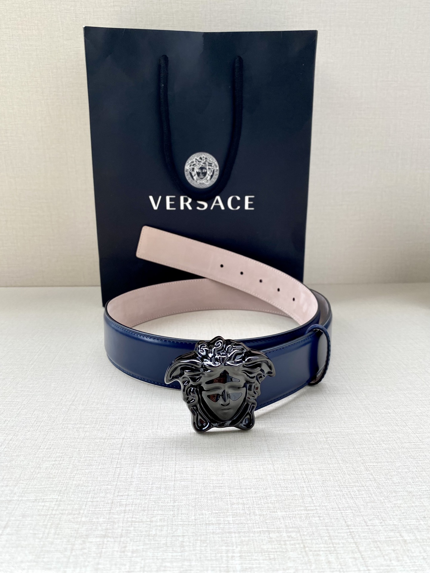宽度4.0cm VERSACE （范思哲）此款柔软的皮带饰3D美杜莎腰带扣