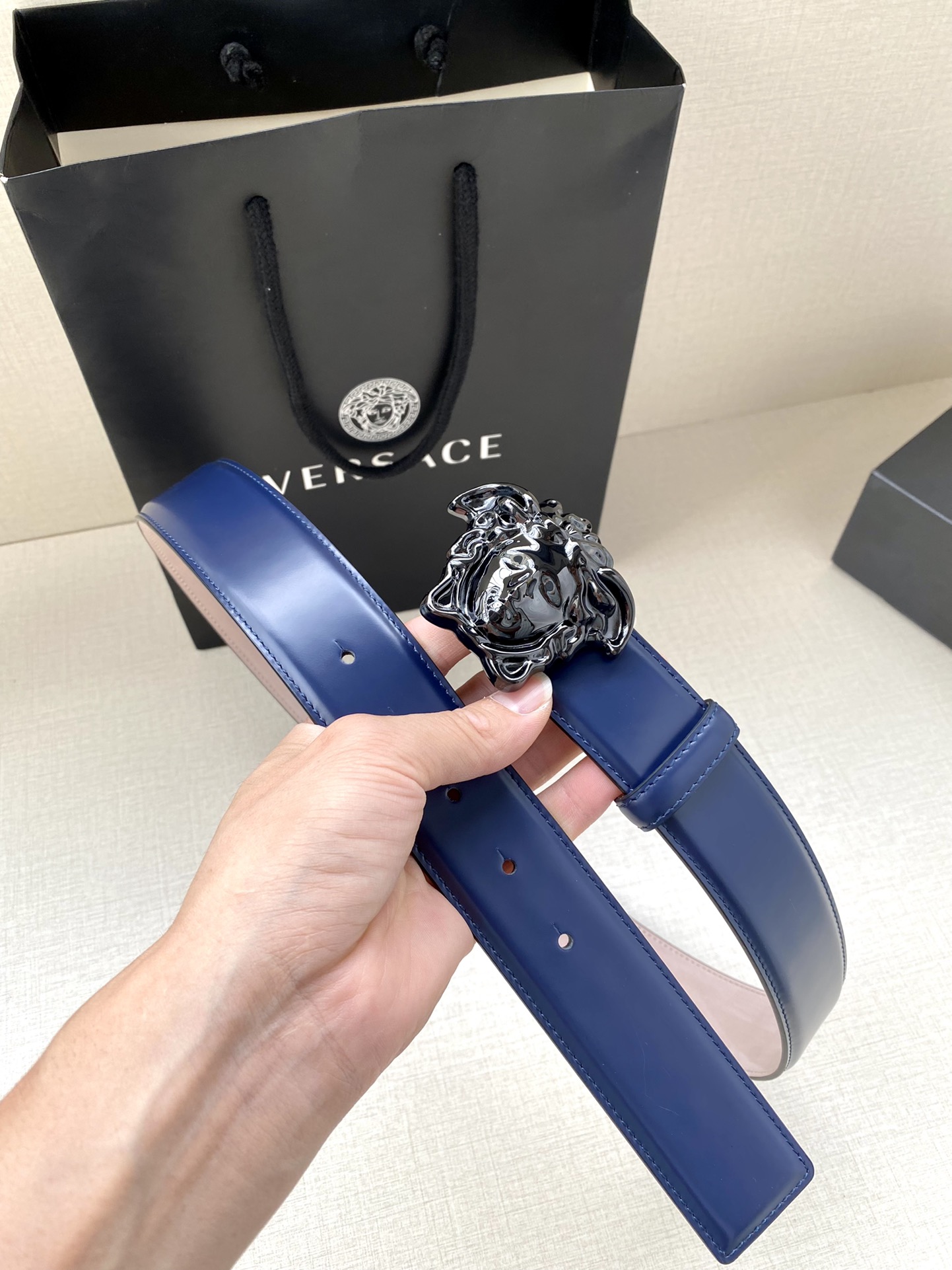 宽度4.0cm VERSACE （范思哲）此款柔软的皮带饰3D美杜莎腰带扣