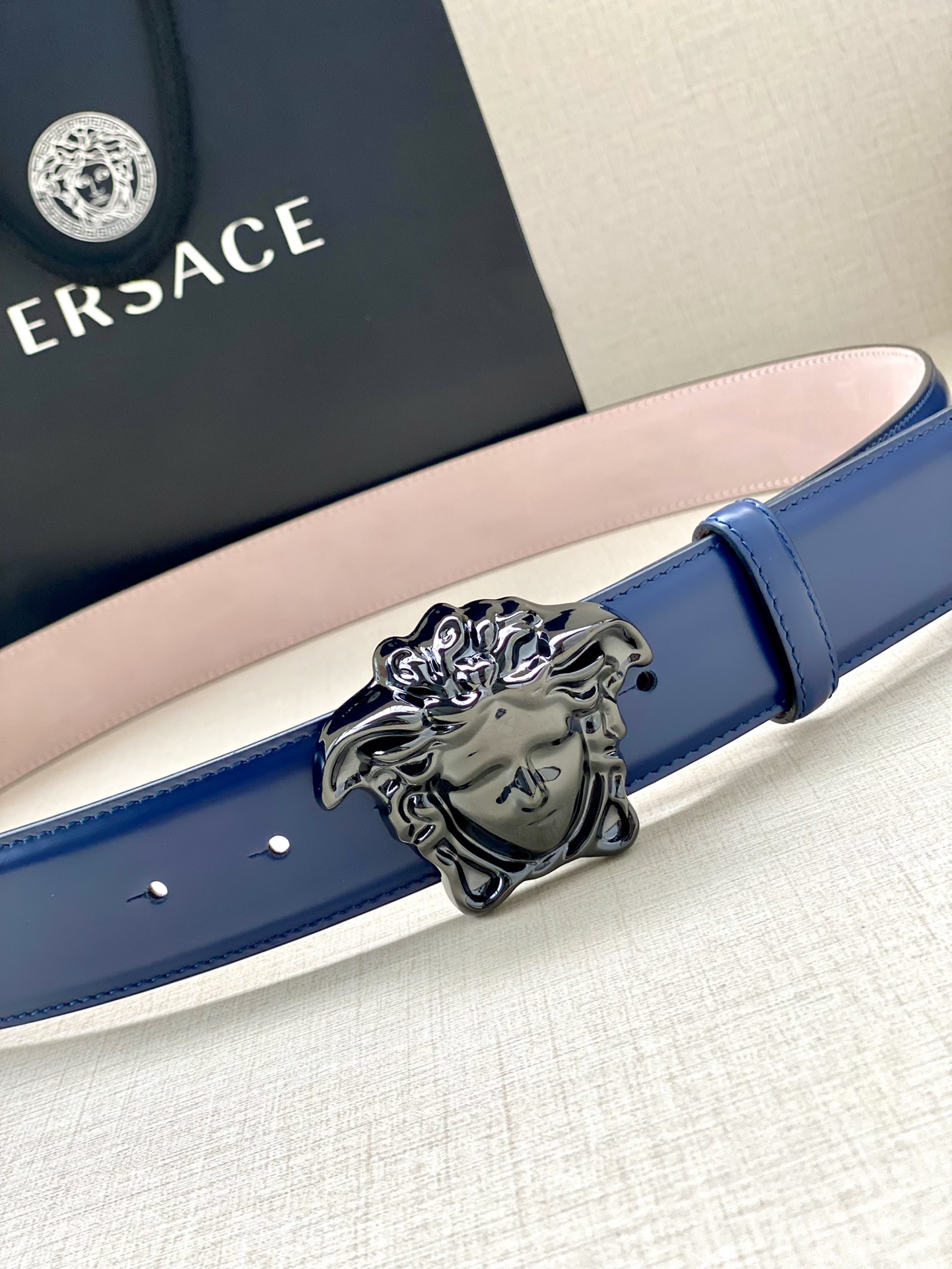 宽度4.0cm VERSACE （范思哲）此款柔软的皮带饰3D美杜莎腰带扣