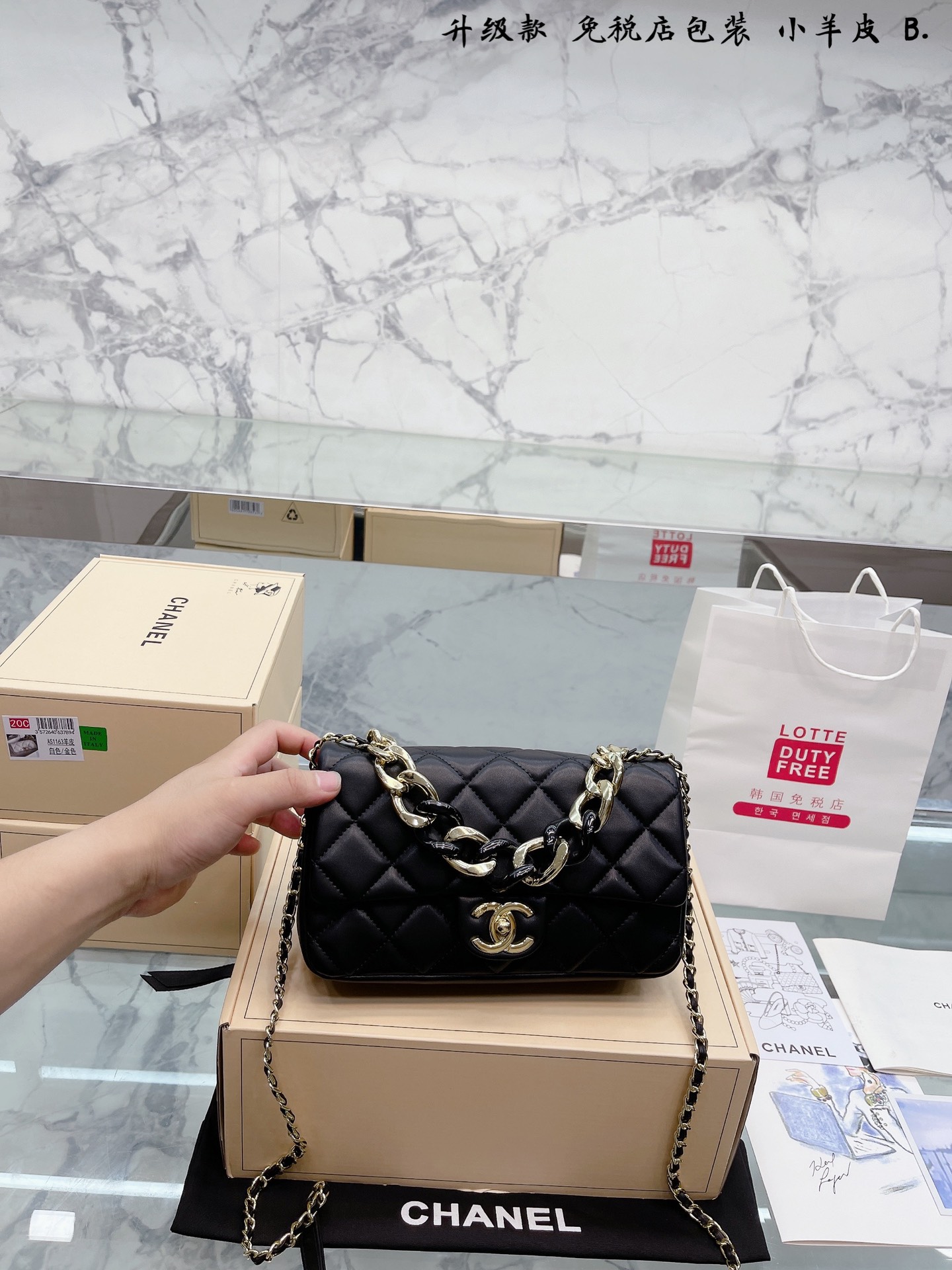 K0 小羊皮 升级款 免税店包装 Chanel 22c春夏粗链条cf小号 上新日去看到这只裸粉色的就超级喜欢cf的大小和样式但是又有一根粗链条可以手提不会太优雅 休闲装也可以背 尺寸23cm