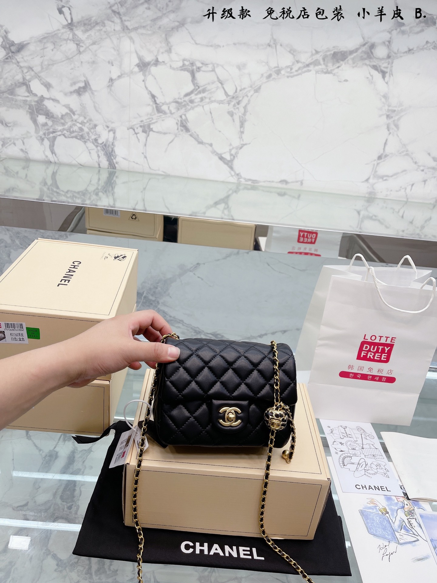 K0 小羊皮 梦中情包分享| Chanel cf大mini核桃球 容量.上真的还蛮能装的日常上的一些物品都能装最重要的是装下手机也毫不费力 多种背法金球可调节长度~斜挎单肩手提唯一吐槽点-金球时卡时顺滑 18cm