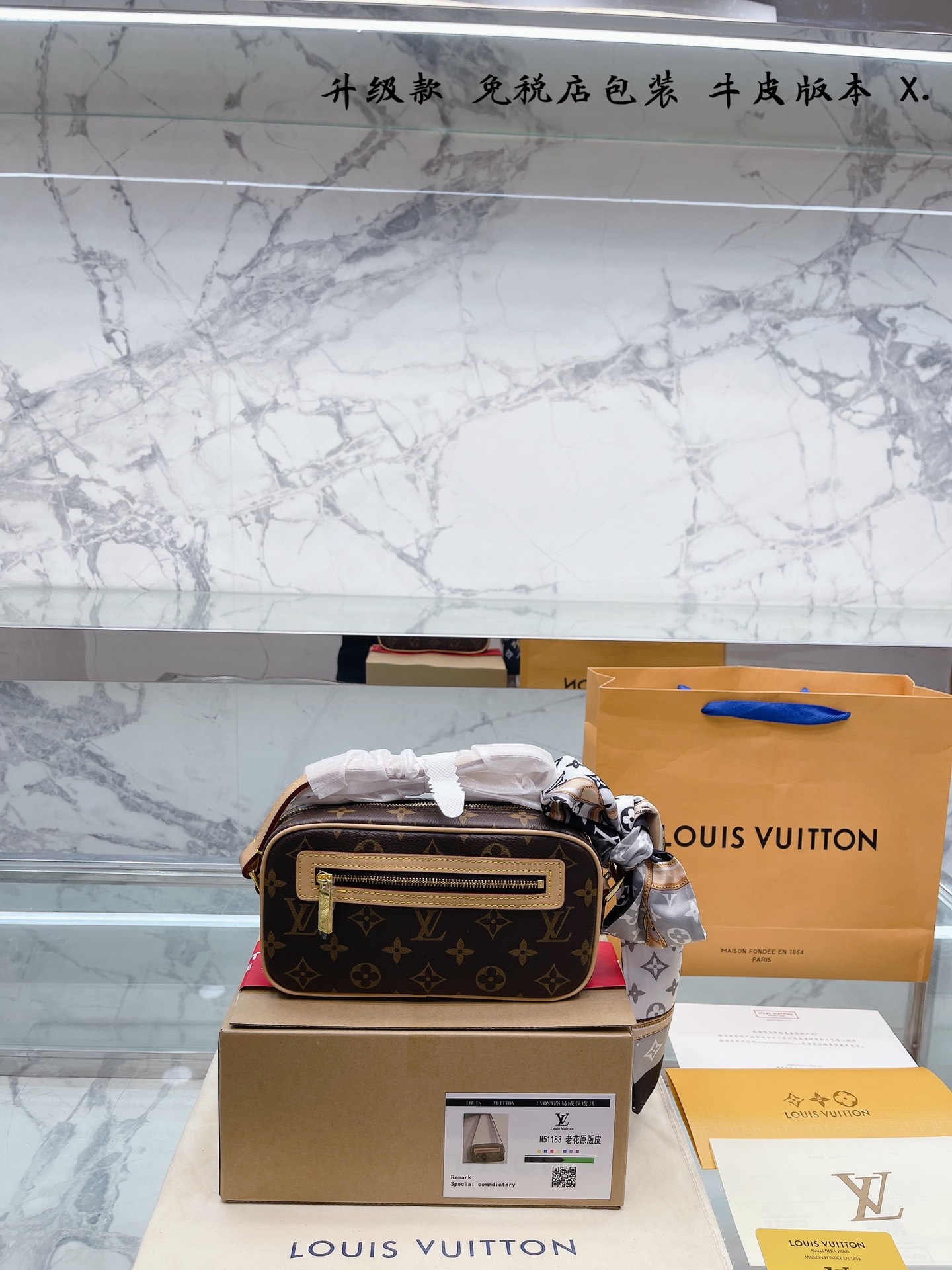 J0 牛皮版本 升级款 免税店包装  Louis Vuitton 路易威登 LV  中古 相机包 ! ! ! TAMBOURIN系列再现巧手鼓造型，重新演绎经典包款的时髦魅力!小巧外型却拥有大容量，加上优 秀的价格，立刻引发女孩间的共鸣! ! ! ! 看起来小巧，其实很能装，因为包身有一定厚度! !一些小东西像卡包、车钥匙、Max手机等等妥妥的都放下 了!!! 折叠礼盒包装22 14cm