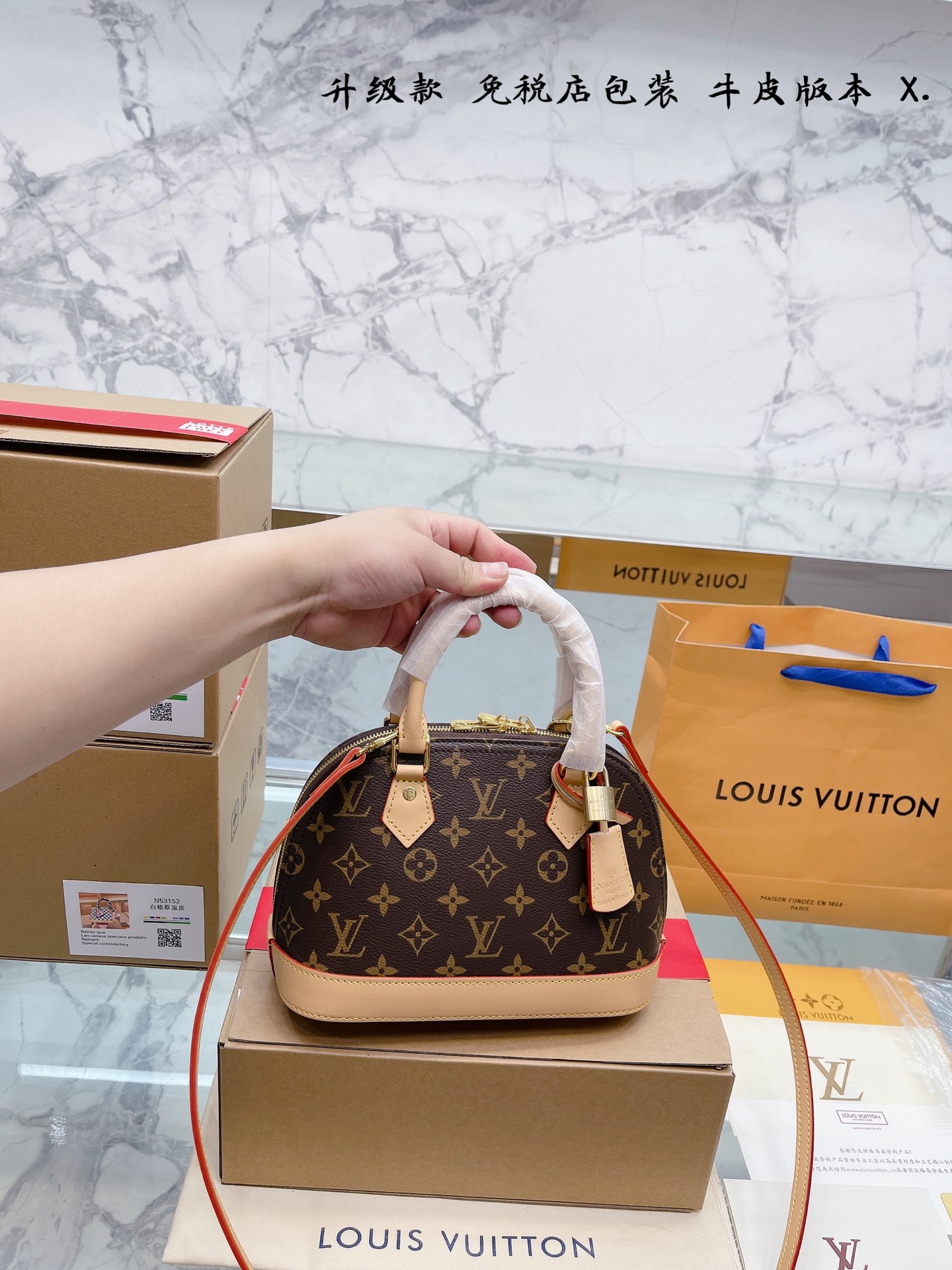 K0 原单牛皮 升级款 免税店包装 密封折叠盒包装 顶级复刻  Louis Vuitton 路易威登 LV   Louis Vuitton 路易威登 LV  alma bb老花贝壳包 原版高品质 包包这款Retiro 手袋以标志性的老花面料制成 经典永恒。优雅低调的外形设计和宽敞的包身更加入了实用性。使用说明：-变色牛皮饰边，闪亮的纯钢金色五金配件- 可调节肩带，配有树糕皮的肩垫，拉链闭合。- 超细纤维内衬，尺寸2418cm 送原版丝带