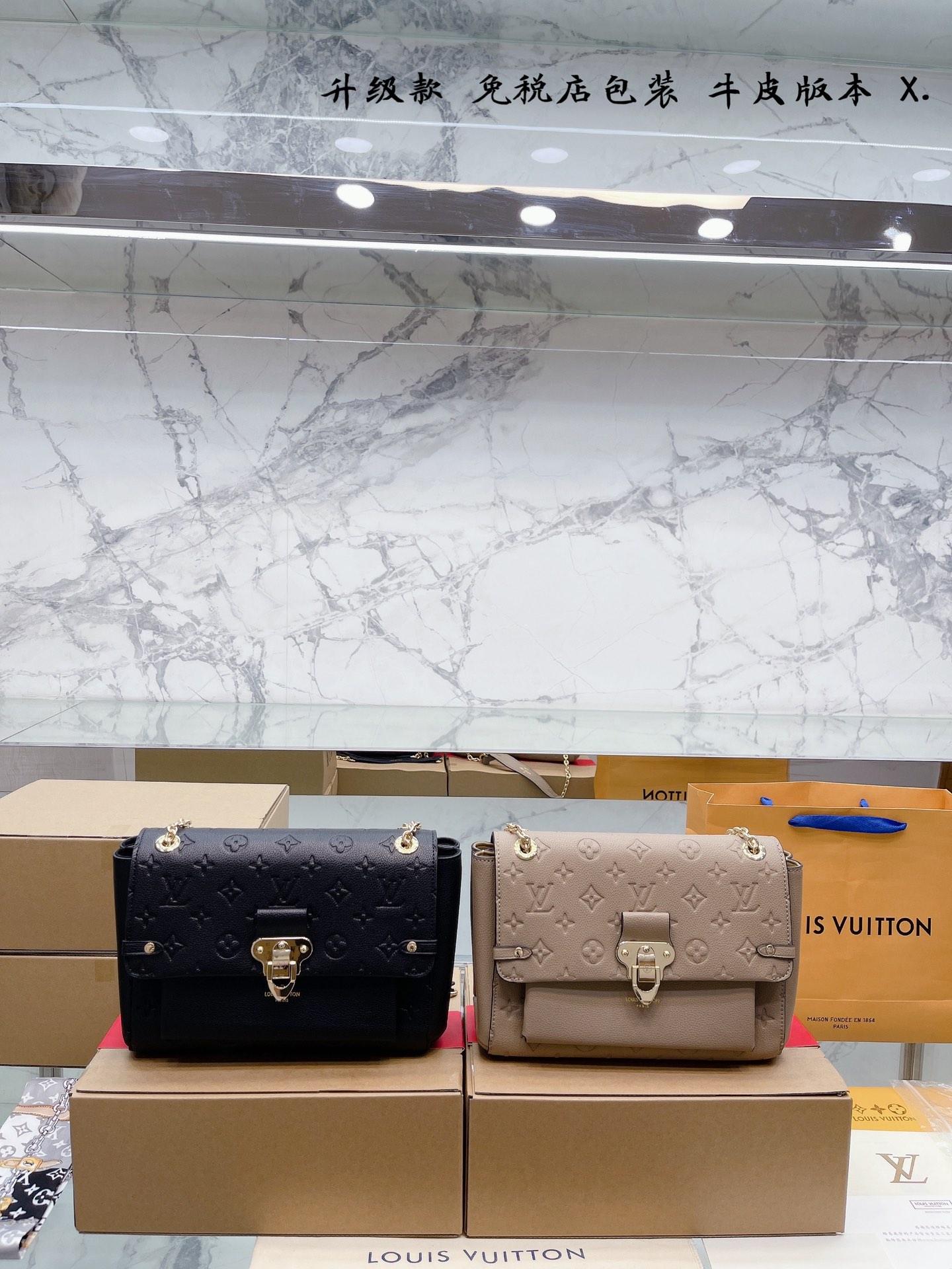 K5 牛皮版本 升级款 免税店包装  Louis Vuitton 路易威登 LV  Vavin BB 牛皮链条包 高级浮雕压纹 整包对花 logo吸扣单肩斜挎包.好多网红潮人都在背 单肩斜挎背这款包看着简单，搭配起来特别有范被外观真的迷倒 产品说明: Monogram Em升级款 免税店包装  Louis Vuitton 路易威登 LV  Vavin BB 牛皮链条包 高级浮雕压纹 整包对花 logo吸扣单肩斜挎包.好多网红潮人都在背 单肩斜挎背这款包看着简单，搭配起来特别有范被外观真的迷倒 产品说明: Monogram Em软粒面牛皮饰边 超细纤维内衬 滑链肩带 内贴袋 大号尺寸：25 18cm