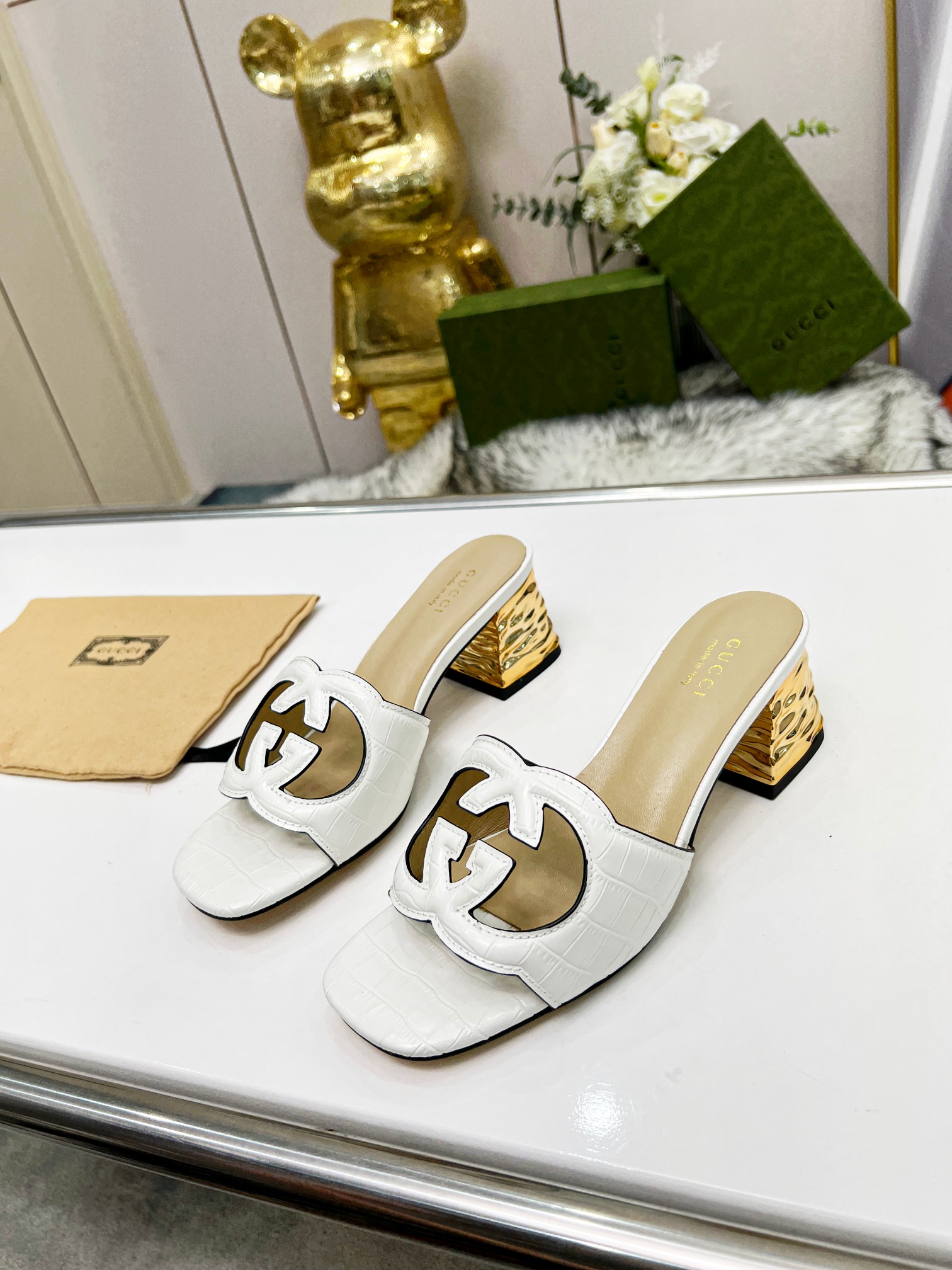 NO:238327,Rubber sole rice, genuine leather sole rice, the latest hit Nian Guqi is on the market. The original counter shoe mold is carefully crafted, the most popular luxury product of big brands, high quality to create classics, and a mid-heel slipper that is very comfortable to try. Material, fabric crocodile pattern, inner layer of sheepskin. Size 35-44. Heel height 5CM, high heels, slippers, sheepskin19860909橡胶底米 真皮底米 年古奇最新爆款火爆上市.专柜原版鞋开模精心制作,大牌明星最爱的奢侈品,高品质铸就经典,试脚非常舒适的一款中跟拖鞋. 材质 面料鳄鱼纹. 里料内里头层羊皮. 码数35-44码. 跟高5CM,高跟鞋拖鞋,high heels,slippers,sheepskin,Women's Shoes