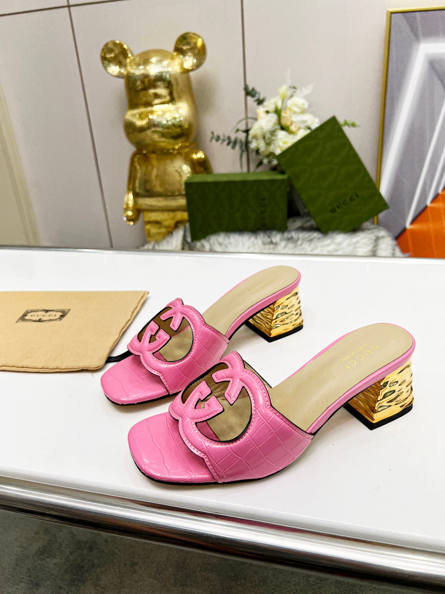 NO:238310,Rubber sole rice, genuine leather sole rice, the latest hit Nian Guqi is on the market. The original counter shoe mold is carefully crafted, the most popular luxury product of big brands, high quality to create classics, and a mid-heel slipper that is very comfortable to try. Material, fabric crocodile pattern, inner layer of sheepskin. Size 35-44. Heel height 5CM, high heels, slippers, sheepskin19860909橡胶底米 真皮底米 年古奇最新爆款火爆上市.专柜原版鞋开模精心制作,大牌明星最爱的奢侈品,高品质铸就经典,试脚非常舒适的一款中跟拖鞋. 材质 面料鳄鱼纹. 里料内里头层羊皮. 码数35-44码. 跟高5CM,高跟鞋拖鞋,high heels,slippers,sheepskin,Women's Shoes