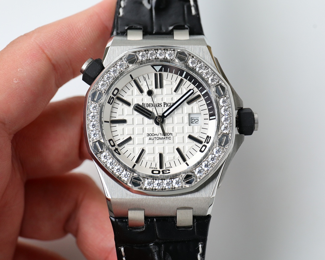 爱彼Audemars Piguet,皇家橡树15710👺采用莫桑钻圈口进口3120机械机芯腕表