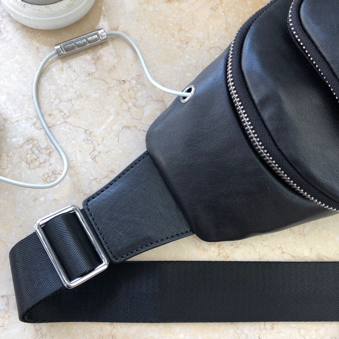 🏳️🌈醉爆款 推荐 👍做工细节无可挑剔！色针脚工整细致，全手工折边完美呈现！皮料、五金！私家定制！不是市