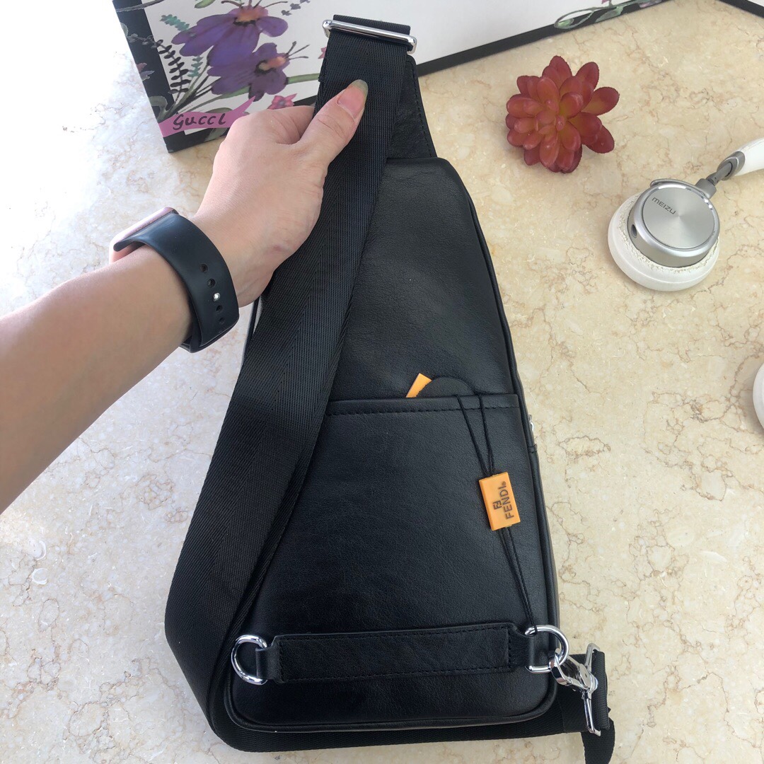 🏳️🌈醉爆款 推荐 👍做工细节无可挑剔！色针脚工整细致，全手工折边完美呈现！皮料、五金！私家定制！不是市