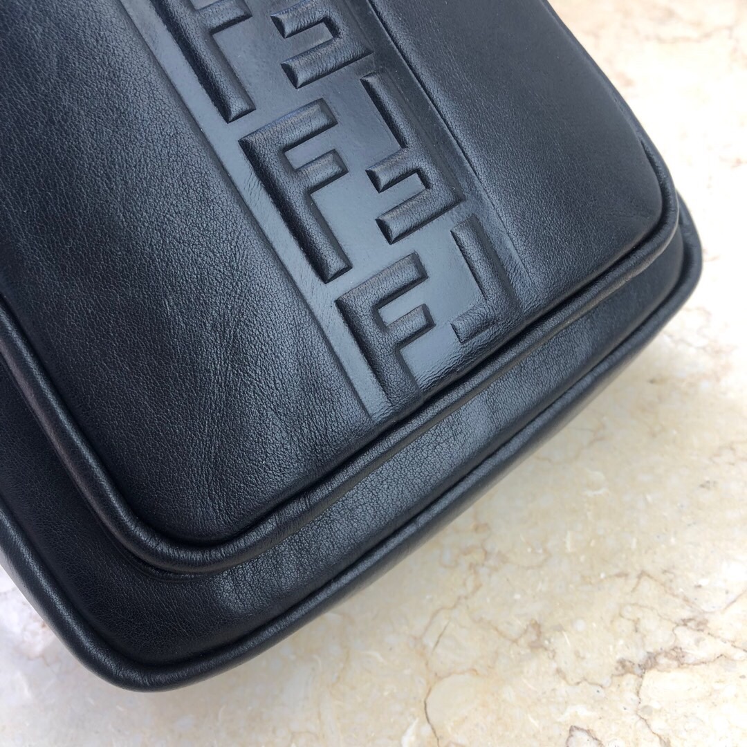 🏳️🌈醉爆款 推荐 👍做工细节无可挑剔！色针脚工整细致，全手工折边完美呈现！皮料、五金！私家定制！不是市