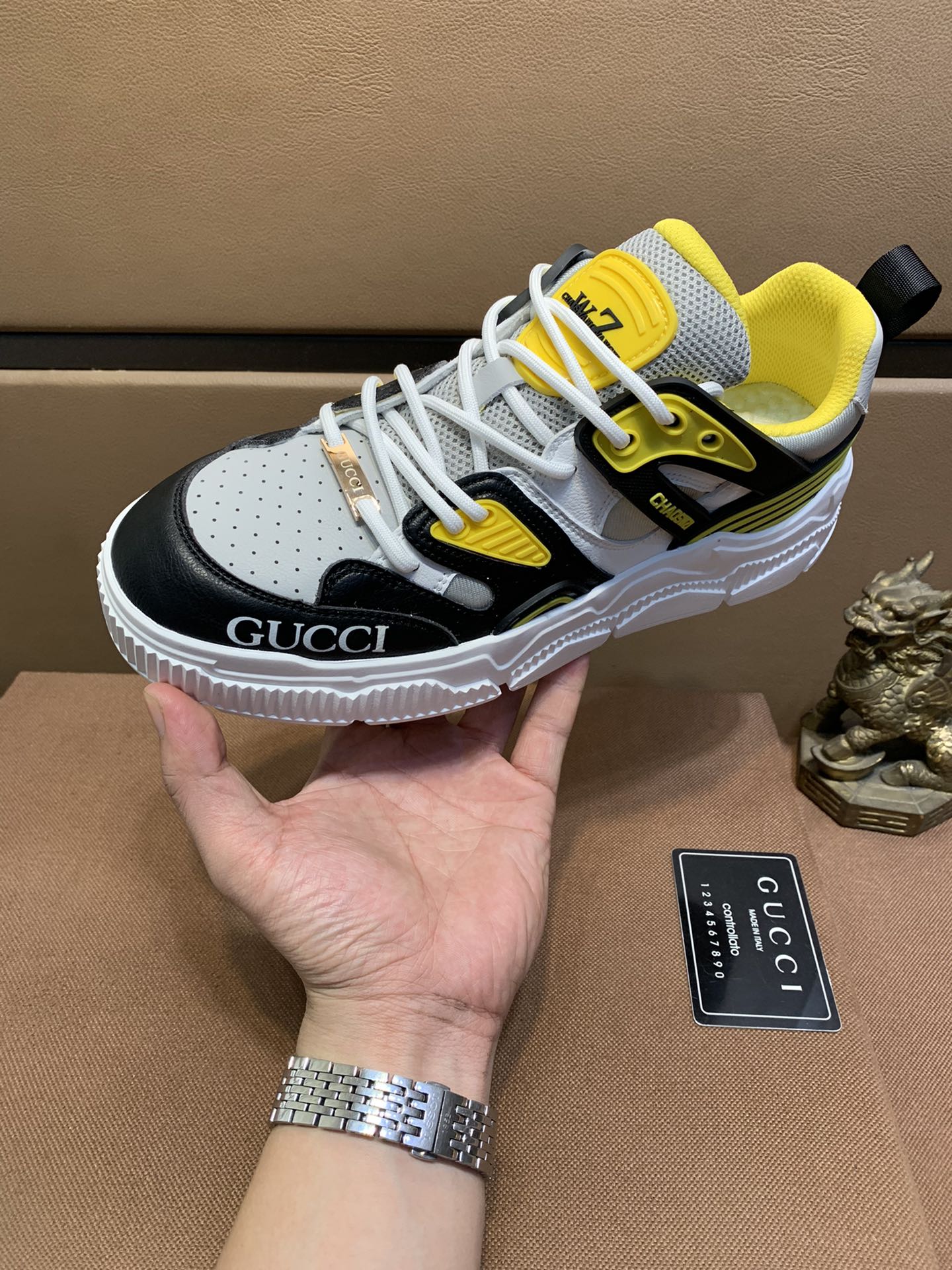 I5 爆款Gucci  古奇 男鞋高端品牌，鞋面采用意大利进口头层牛皮配原版双G布，头层猪皮内里垫脚制作，让行走更加便捷舒适，惊世之作打造时尚个性衬托你的与众不同打造时尚个性衬托你的与众不同潮男必备!经典数码 38-44 白色选