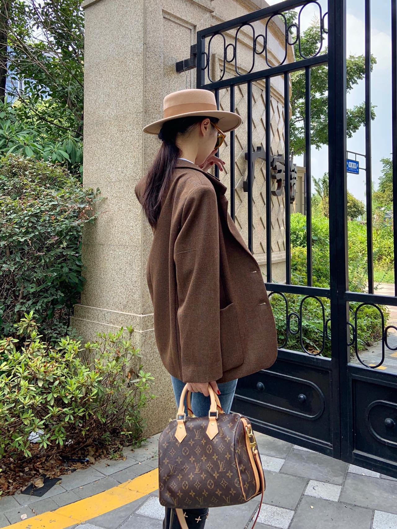 不同的穿搭，
它能驾驭出不同的感觉，
复古风也可以很帅气！