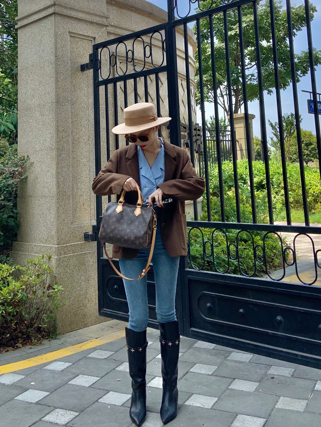 不同的穿搭，
它能驾驭出不同的感觉，
复古风也可以很帅气！