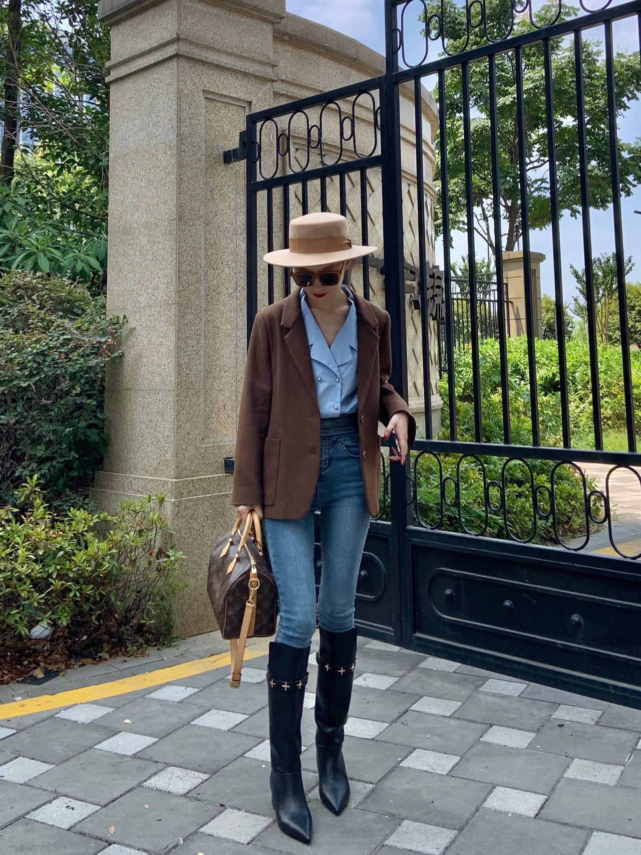 不同的穿搭，
它能驾驭出不同的感觉，
复古风也可以很帅气！