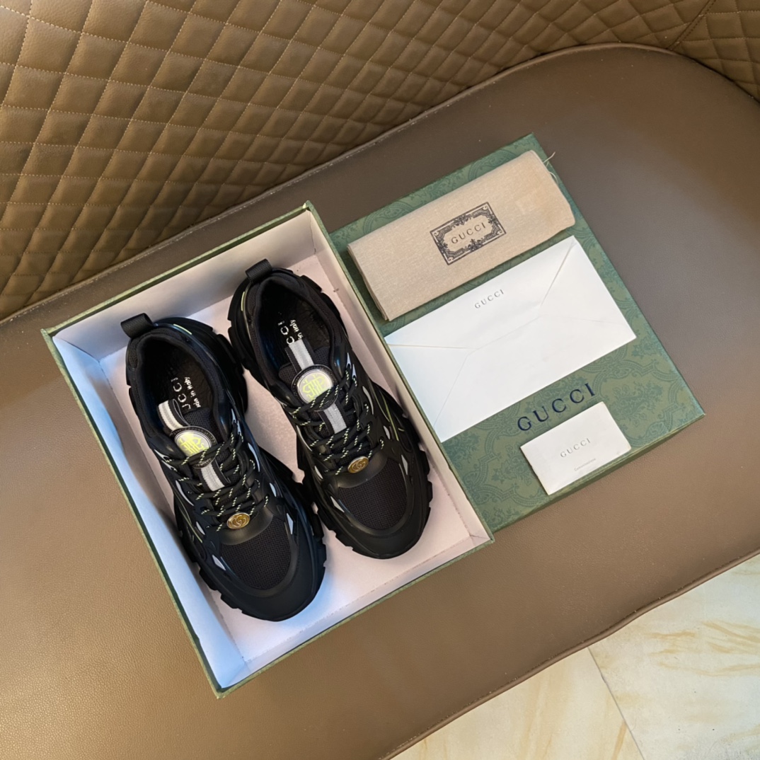 J0   Gucci  古奇 高版本～潮款靴休闲男士2022 专柜同步发售，套脚 超轻 英伦风复古靴 原单鞋面复刻 更是原单货 超级霸气 意大利进口原版顶级材料制作而成 拒绝脱色磨脚Gucci  古奇 织带 鞋底 原厂特供酷奇底，简单大方 鞋面精片经过人工精心设计 法国风格设计 ，超舒服原版底 驾车完美。懒人套脚鞋 实物拍摄实物更赞 适合户外司机驾车跑步 出行 高品质板鞋，男鞋码数 38-44 45可定做 黑色 灰色 选