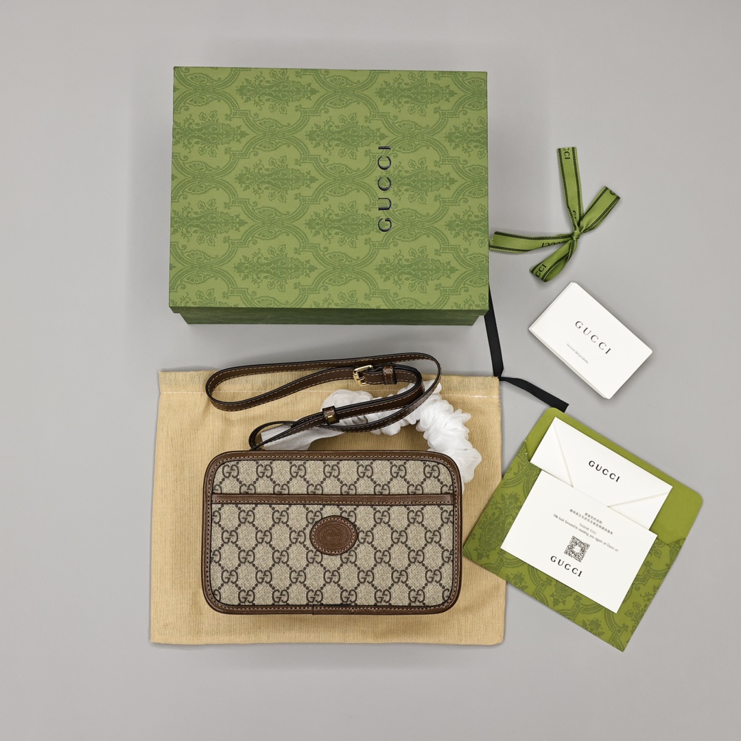 GUCCI Retro相机包💰220 小巧玲珑的长方形造型，搭配复古棕色皮料，简直绝了，情侣款必入的，简约的造型设计，给人一种惊艳的复古风格，简约的颜值，却别有一番味道。 规格：22.5*14*7cm