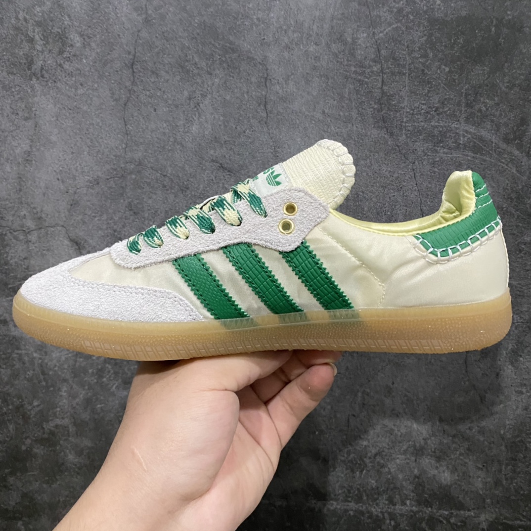 图片[2]-Wales Bonner x AD Originals Samba 桑巴舞系列绅士德训足球风百搭低帮休闲运动板鞋 GY4344 英国女设计师GraceBonner旗下男装品牌WALES BONNER与Adidas Originals2022春夏系列联名亮相。整个系列以1970年代和1980年代的足球服装风格为基调，加入了丰富的配色。本次一起推出了联名鞋款，同样是浓厚的复古风，搭配足球袜更显得有上世纪运动街头那味儿了！板鞋上采用了撞色的粗线缝合设计，使整双鞋复古但充满了现代设计。 尺码：36 36⅔ 37⅓ 38 38⅔ 39⅓ 40 40⅔ 41⅓ 42 42⅔ 43⅓ 44 45-选品中心