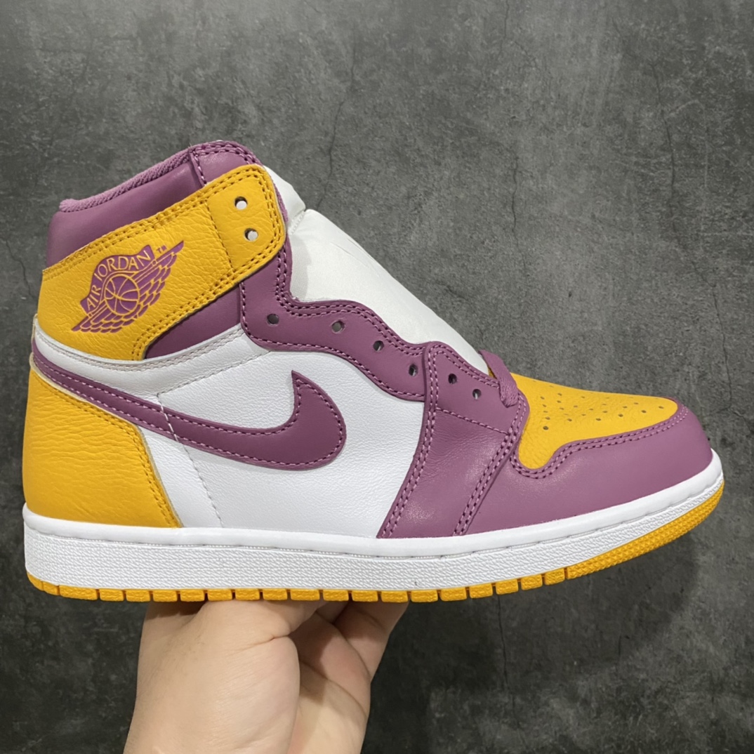 莞产纯原版Air Jordan AJ1 白紫黄 555088-706 鞋面采用该组织标志的白、紫、黄色彩打造 拥有不错层次感和视觉效果 鞋侧 Swoosh Logo 采用紫色示人 为整双鞋增添了一抹亮眼的外观 白色中底搭配黄色外底 呼应主题的同时 完成鞋款设计 尺码：36 36.5 37.5 38 38.5 39 40 40.5 41 42 42.5 43 44 44.5 45 46 47.5-选品中心