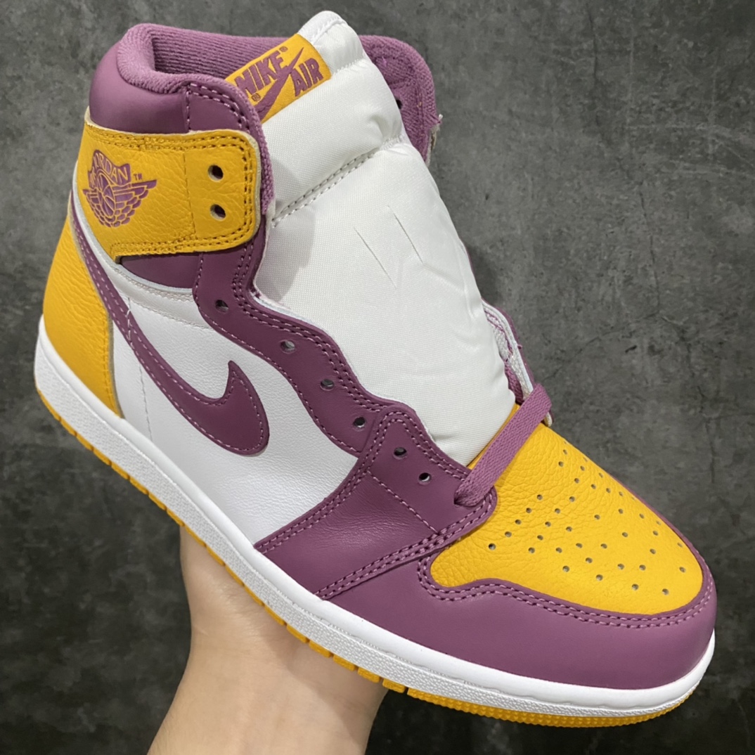 图片[3]-莞产纯原版Air Jordan AJ1 白紫黄 555088-706 鞋面采用该组织标志的白、紫、黄色彩打造 拥有不错层次感和视觉效果 鞋侧 Swoosh Logo 采用紫色示人 为整双鞋增添了一抹亮眼的外观 白色中底搭配黄色外底 呼应主题的同时 完成鞋款设计 尺码：36 36.5 37.5 38 38.5 39 40 40.5 41 42 42.5 43 44 44.5 45 46 47.5-选品中心