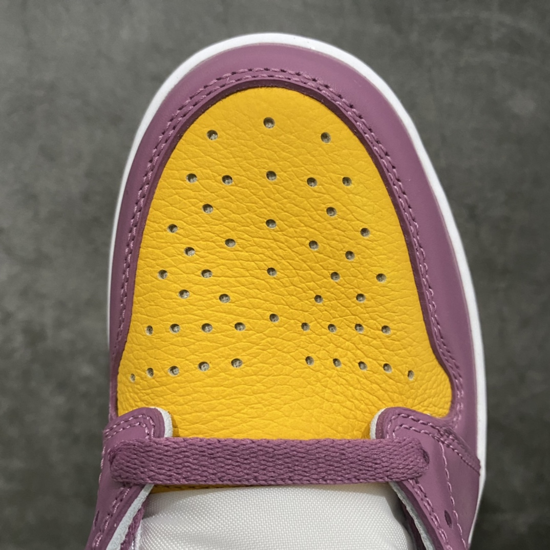 图片[5]-莞产纯原版Air Jordan AJ1 白紫黄 555088-706 鞋面采用该组织标志的白、紫、黄色彩打造 拥有不错层次感和视觉效果 鞋侧 Swoosh Logo 采用紫色示人 为整双鞋增添了一抹亮眼的外观 白色中底搭配黄色外底 呼应主题的同时 完成鞋款设计 尺码：36 36.5 37.5 38 38.5 39 40 40.5 41 42 42.5 43 44 44.5 45 46 47.5-选品中心