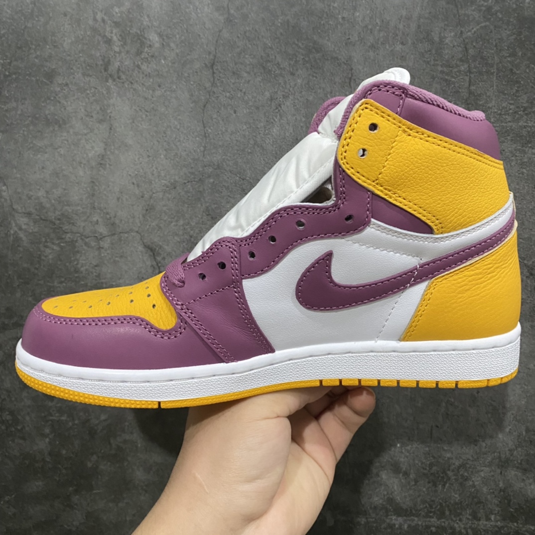 图片[2]-莞产纯原版Air Jordan AJ1 白紫黄 555088-706 鞋面采用该组织标志的白、紫、黄色彩打造 拥有不错层次感和视觉效果 鞋侧 Swoosh Logo 采用紫色示人 为整双鞋增添了一抹亮眼的外观 白色中底搭配黄色外底 呼应主题的同时 完成鞋款设计 尺码：36 36.5 37.5 38 38.5 39 40 40.5 41 42 42.5 43 44 44.5 45 46 47.5-选品中心