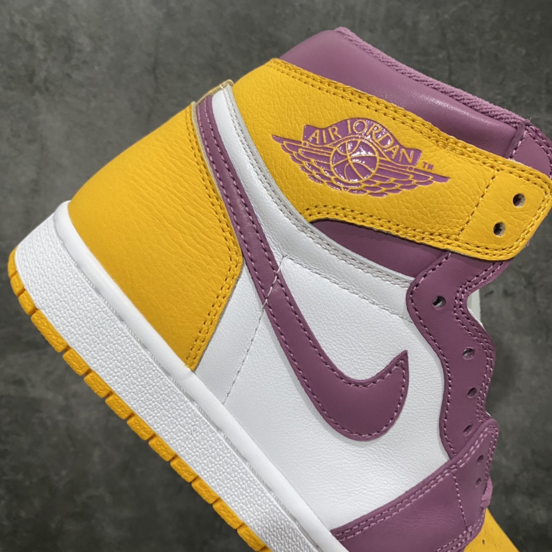 图片[7]-莞产纯原版Air Jordan AJ1 白紫黄 555088-706 鞋面采用该组织标志的白、紫、黄色彩打造 拥有不错层次感和视觉效果 鞋侧 Swoosh Logo 采用紫色示人 为整双鞋增添了一抹亮眼的外观 白色中底搭配黄色外底 呼应主题的同时 完成鞋款设计 尺码：36 36.5 37.5 38 38.5 39 40 40.5 41 42 42.5 43 44 44.5 45 46 47.5-选品中心