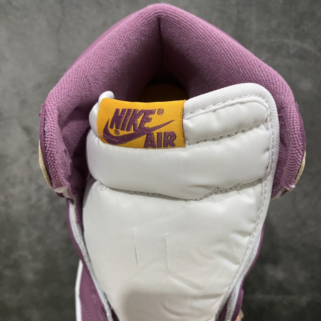 图片[8]-莞产纯原版Air Jordan AJ1 白紫黄 555088-706 鞋面采用该组织标志的白、紫、黄色彩打造 拥有不错层次感和视觉效果 鞋侧 Swoosh Logo 采用紫色示人 为整双鞋增添了一抹亮眼的外观 白色中底搭配黄色外底 呼应主题的同时 完成鞋款设计 尺码：36 36.5 37.5 38 38.5 39 40 40.5 41 42 42.5 43 44 44.5 45 46 47.5-选品中心