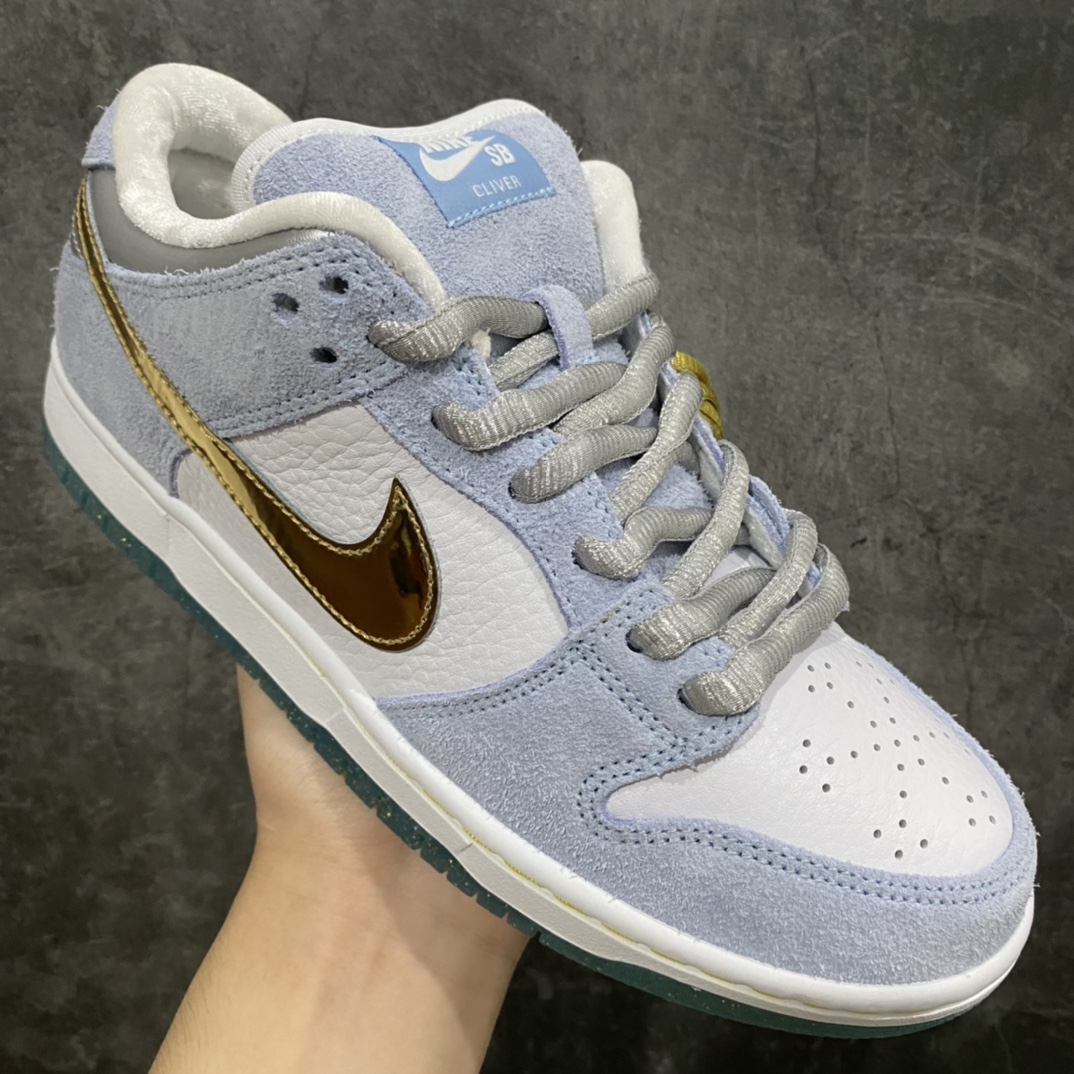 图片[3]-M纯原 Sean Cliver x NK SB Dunk Low \”Holiday Special\” 冰雪奇缘蓝色情人节 DC9936-100 圈内最强 零售首选 独家原厂航空铝磨具打磨大底 鞋头坡度极致还原 原盒原配 圈内天花板工艺 原厂冲刀 超高清洁度 全鞋零毛边皮料切割 全套原楦原模倾力打造完美版型 采用原厂百宏鞋带以及原厂百宏织唛舌标 内标可供原厂几率过验 原厂中底布黄色点胶 原厂中底布拉帮走线遵循公司‼️ 尺码：36 36.5 37.5 38 38.5 39 40 40.5 41 42 42.5 43 44 45 46 47.5-选品中心