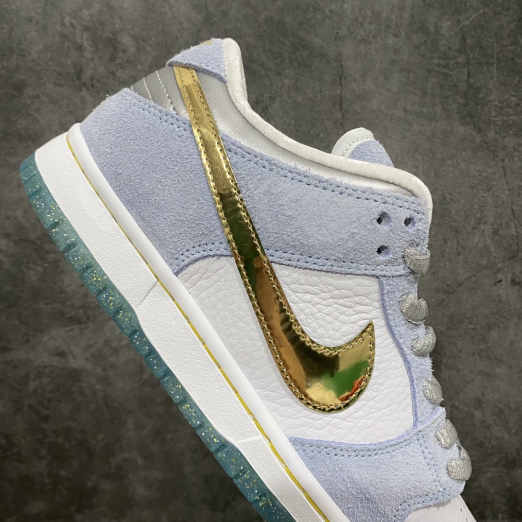 图片[7]-M纯原 Sean Cliver x NK SB Dunk Low \”Holiday Special\” 冰雪奇缘蓝色情人节 DC9936-100 圈内最强 零售首选 独家原厂航空铝磨具打磨大底 鞋头坡度极致还原 原盒原配 圈内天花板工艺 原厂冲刀 超高清洁度 全鞋零毛边皮料切割 全套原楦原模倾力打造完美版型 采用原厂百宏鞋带以及原厂百宏织唛舌标 内标可供原厂几率过验 原厂中底布黄色点胶 原厂中底布拉帮走线遵循公司‼️ 尺码：36 36.5 37.5 38 38.5 39 40 40.5 41 42 42.5 43 44 45 46 47.5-选品中心