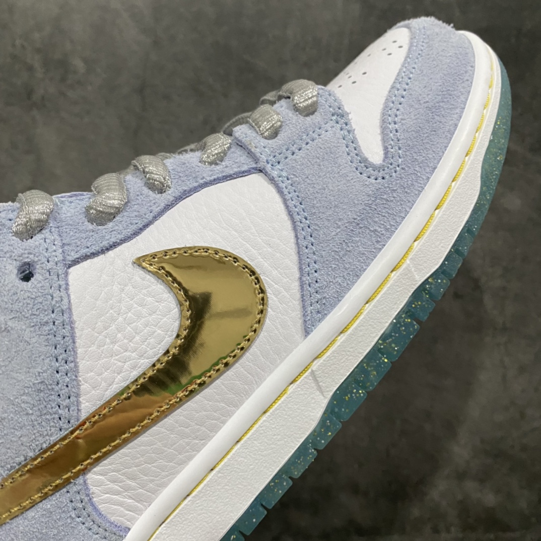 图片[6]-M纯原 Sean Cliver x NK SB Dunk Low \”Holiday Special\” 冰雪奇缘蓝色情人节 DC9936-100 圈内最强 零售首选 独家原厂航空铝磨具打磨大底 鞋头坡度极致还原 原盒原配 圈内天花板工艺 原厂冲刀 超高清洁度 全鞋零毛边皮料切割 全套原楦原模倾力打造完美版型 采用原厂百宏鞋带以及原厂百宏织唛舌标 内标可供原厂几率过验 原厂中底布黄色点胶 原厂中底布拉帮走线遵循公司‼️ 尺码：36 36.5 37.5 38 38.5 39 40 40.5 41 42 42.5 43 44 45 46 47.5-选品中心