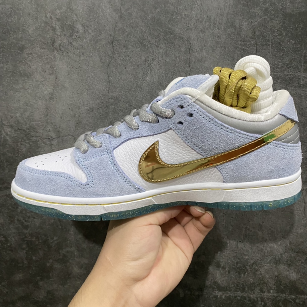 图片[2]-M纯原 Sean Cliver x NK SB Dunk Low \”Holiday Special\” 冰雪奇缘蓝色情人节 DC9936-100 圈内最强 零售首选 独家原厂航空铝磨具打磨大底 鞋头坡度极致还原 原盒原配 圈内天花板工艺 原厂冲刀 超高清洁度 全鞋零毛边皮料切割 全套原楦原模倾力打造完美版型 采用原厂百宏鞋带以及原厂百宏织唛舌标 内标可供原厂几率过验 原厂中底布黄色点胶 原厂中底布拉帮走线遵循公司‼️ 尺码：36 36.5 37.5 38 38.5 39 40 40.5 41 42 42.5 43 44 45 46 47.5-选品中心