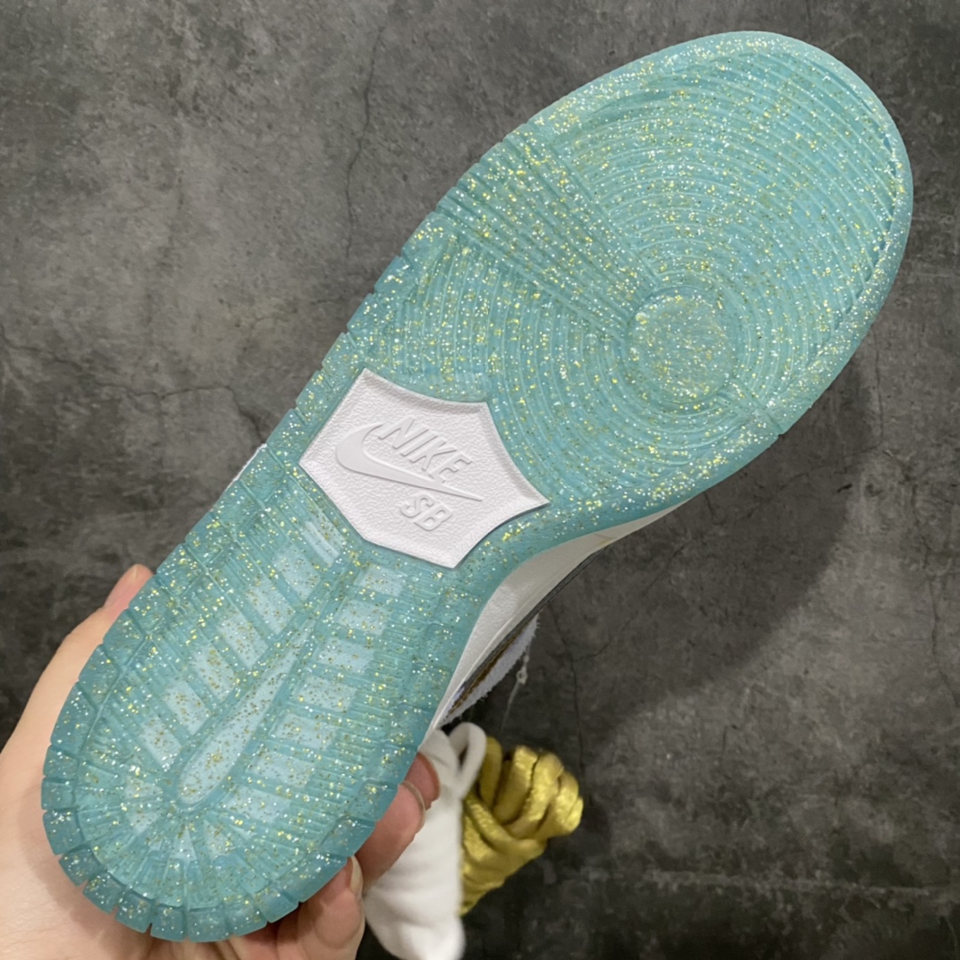 图片[9]-M纯原 Sean Cliver x NK SB Dunk Low \”Holiday Special\” 冰雪奇缘蓝色情人节 DC9936-100 圈内最强 零售首选 独家原厂航空铝磨具打磨大底 鞋头坡度极致还原 原盒原配 圈内天花板工艺 原厂冲刀 超高清洁度 全鞋零毛边皮料切割 全套原楦原模倾力打造完美版型 采用原厂百宏鞋带以及原厂百宏织唛舌标 内标可供原厂几率过验 原厂中底布黄色点胶 原厂中底布拉帮走线遵循公司‼️ 尺码：36 36.5 37.5 38 38.5 39 40 40.5 41 42 42.5 43 44 45 46 47.5-选品中心