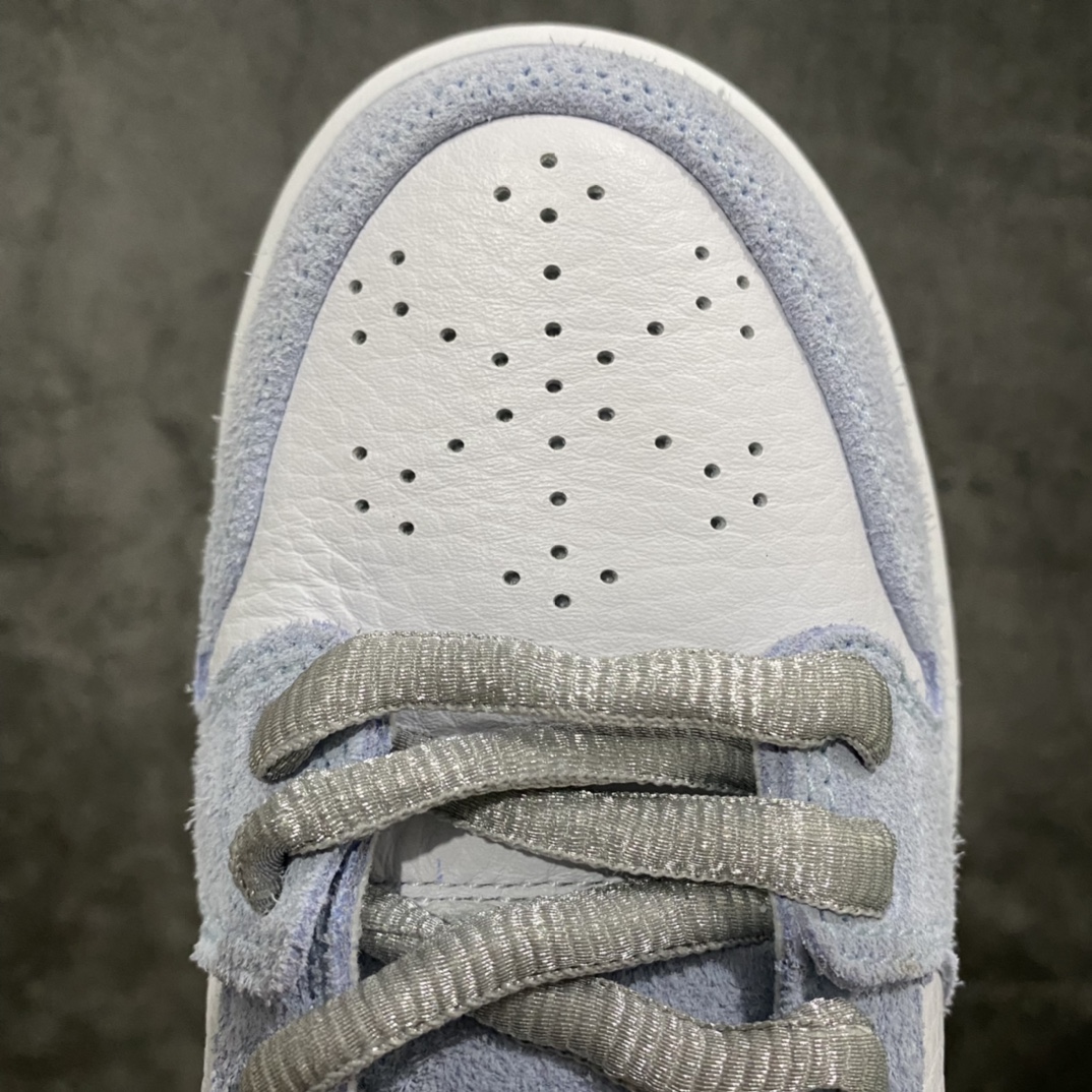 图片[5]-M纯原 Sean Cliver x NK SB Dunk Low \”Holiday Special\” 冰雪奇缘蓝色情人节 DC9936-100 圈内最强 零售首选 独家原厂航空铝磨具打磨大底 鞋头坡度极致还原 原盒原配 圈内天花板工艺 原厂冲刀 超高清洁度 全鞋零毛边皮料切割 全套原楦原模倾力打造完美版型 采用原厂百宏鞋带以及原厂百宏织唛舌标 内标可供原厂几率过验 原厂中底布黄色点胶 原厂中底布拉帮走线遵循公司‼️ 尺码：36 36.5 37.5 38 38.5 39 40 40.5 41 42 42.5 43 44 45 46 47.5-选品中心