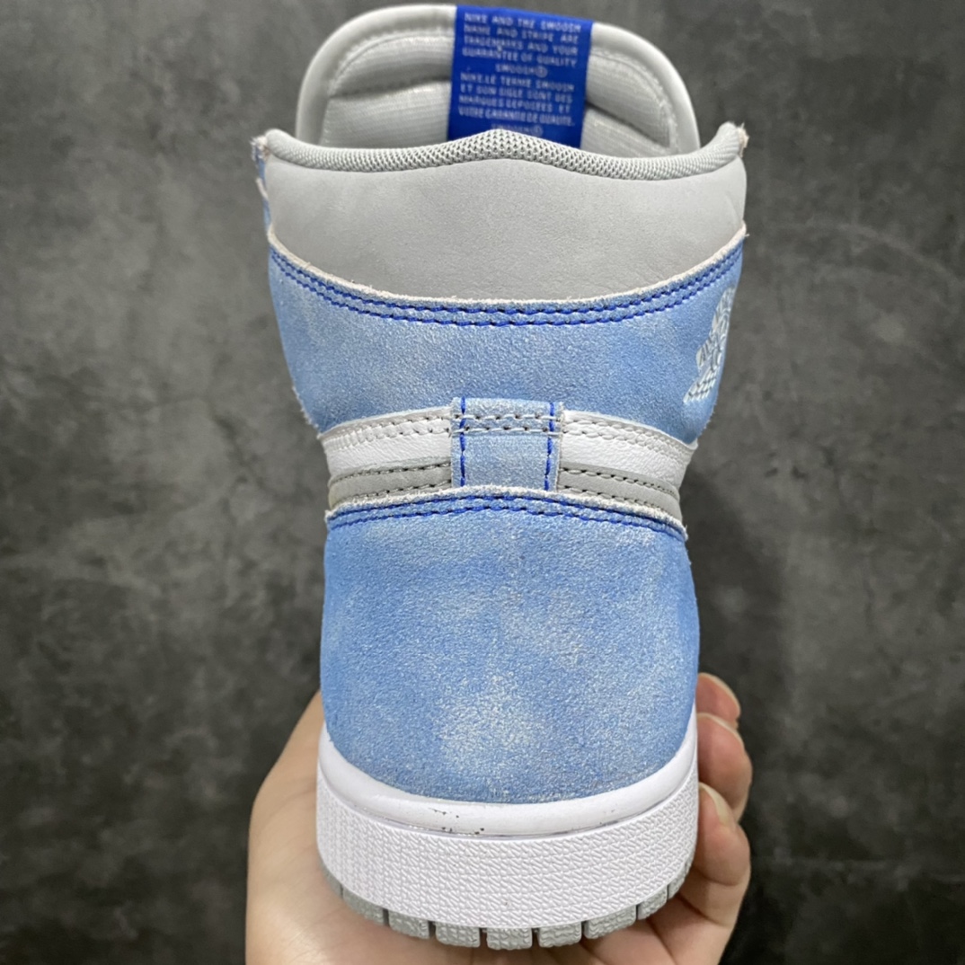 图片[4]-老DT版Air Jordan AJ1 水洗蓝 555088-402 原底面 原厂技术加持 原厂油墨 完美3D高频立体飞翼 字体大小色泽亮度均保持原鞋一致 全部原厂特供皮料 原厂配方烧制的大底 原厂核心技术 原厂拉帮手法 中底布自然渗透 最正宗的AJ1的屁股 钩子 外领口饰片 鞋头 防泥片 鞋眼片 全部采用原厂电脑车 针距 边距完全同步原鞋 最正宗的原鞋即视感 尺码：40-47.5-选品中心