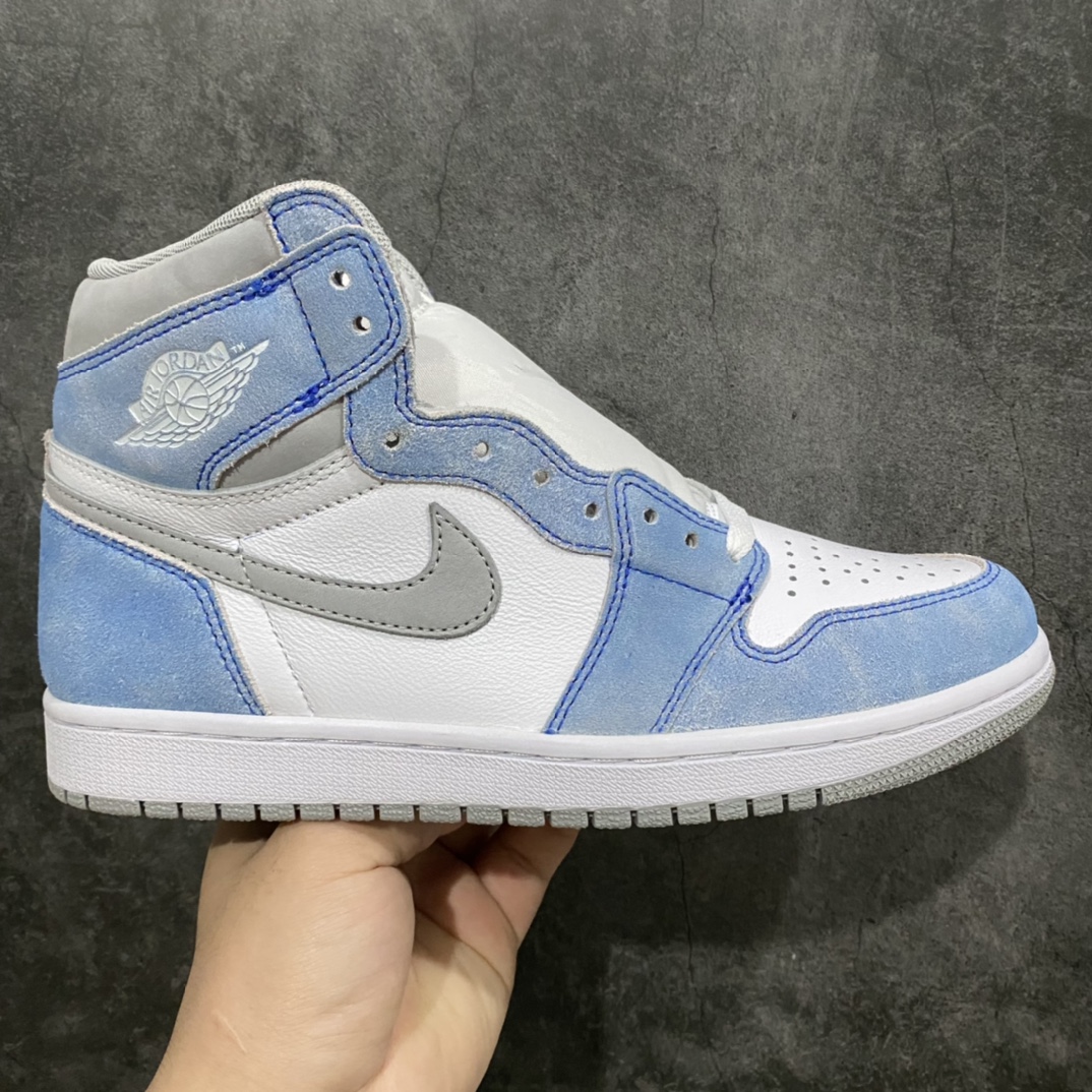 老DT版Air Jordan AJ1 水洗蓝 555088-402 原底面 原厂技术加持 原厂油墨 完美3D高频立体飞翼 字体大小色泽亮度均保持原鞋一致 全部原厂特供皮料 原厂配方烧制的大底 原厂核心技术 原厂拉帮手法 中底布自然渗透 最正宗的AJ1的屁股 钩子 外领口饰片 鞋头 防泥片 鞋眼片 全部采用原厂电脑车 针距 边距完全同步原鞋 最正宗的原鞋即视感 尺码：40-47.5-选品中心