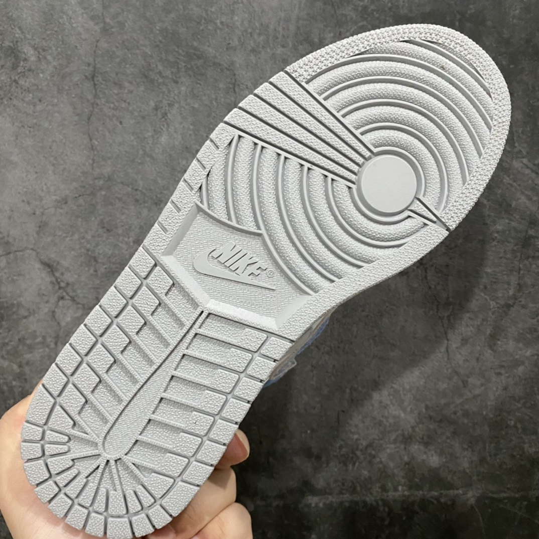 图片[9]-老DT版Air Jordan AJ1 水洗蓝 555088-402 原底面 原厂技术加持 原厂油墨 完美3D高频立体飞翼 字体大小色泽亮度均保持原鞋一致 全部原厂特供皮料 原厂配方烧制的大底 原厂核心技术 原厂拉帮手法 中底布自然渗透 最正宗的AJ1的屁股 钩子 外领口饰片 鞋头 防泥片 鞋眼片 全部采用原厂电脑车 针距 边距完全同步原鞋 最正宗的原鞋即视感 尺码：40-47.5-选品中心