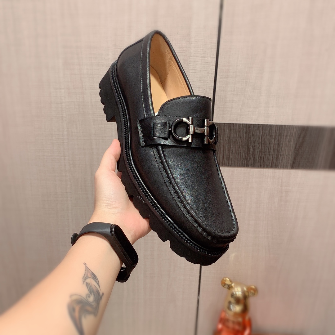 L5 皮鞋::  Ferragamo 菲拉格慕  最新爆款休闲皮鞋,顶端品牌奢侈～代购,顶级～质量.专柜同卖产品鞋面選用进口透气牛皮搭配材质透气牛皮内里精细做工.原版个性时尚柔软橡膠耐磨防滑大底,上脚轻巧舒适,实物拍摄實物更好看,广州码: 38-44,黑色