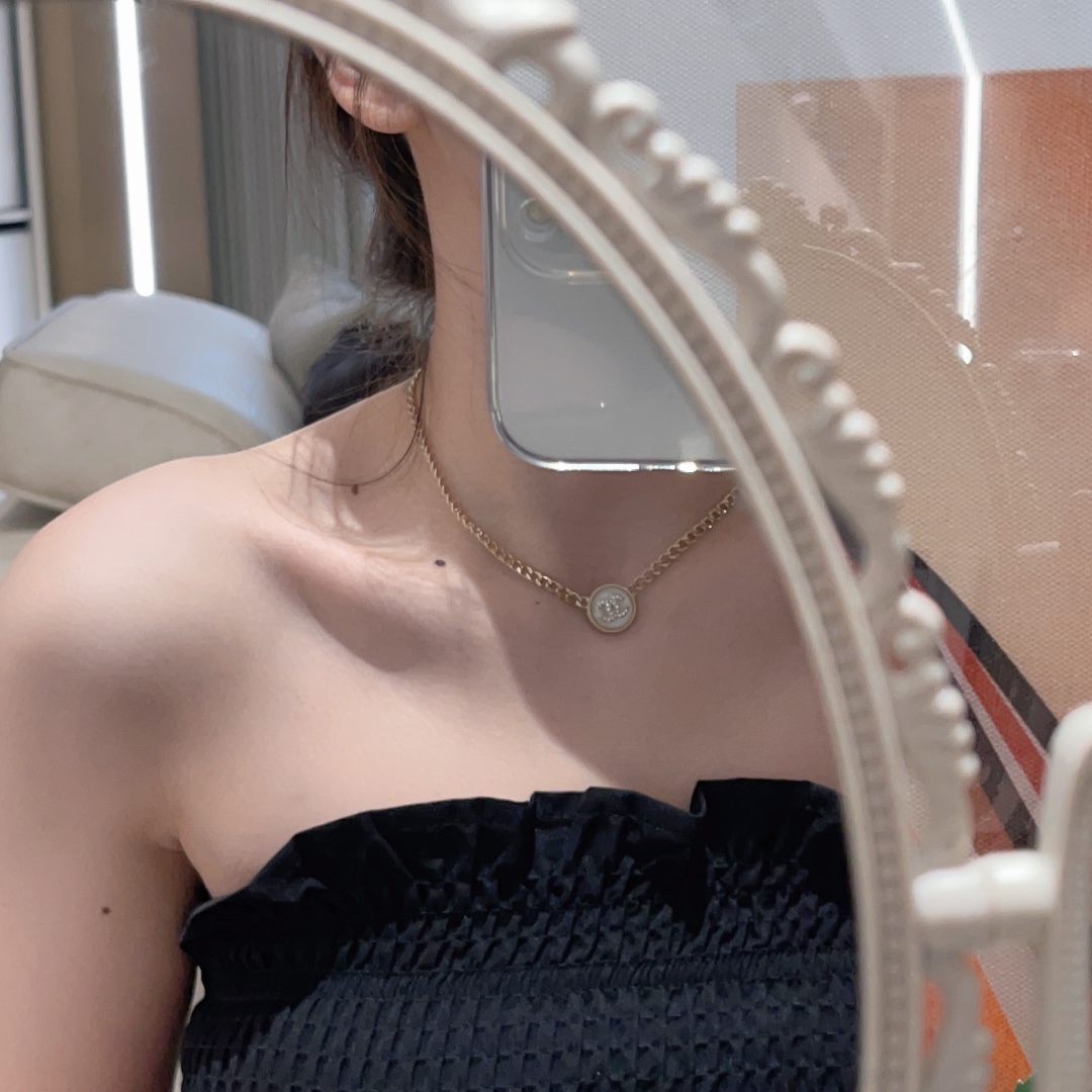 NO:104156,Xiang 22 early spring black and white round ball button short chain milky white super gentle girlish black gold noble elegant with a little retro, Chanel necklace, chanel, necklace19860909香22早春黑白圆球纽扣短链 奶白色超级温柔少女感十足 黑色配金 贵气优雅带点复古,香奈儿项链,chanel,necklace,Jewelry