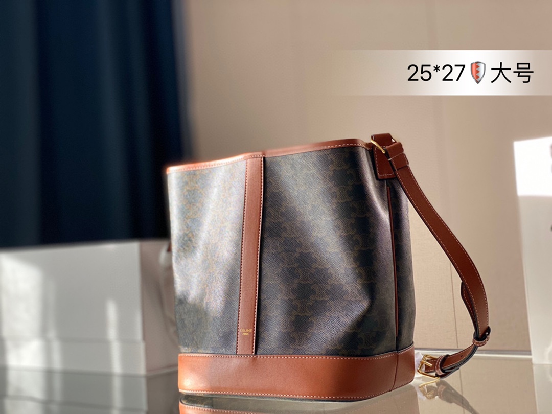 J5 好物推荐，万年经典赛琳老花水桶包 一直热度不减的水桶包，赛琳 Celine 赛琳 老花水桶包，复古印花图案，帆布拼皮的材质，有没有觉得很耐看，大容量，还耐造，这款容量巨适合我们没有什么收纳能力的懒人了，搭配，正式，休闲，运动风，统统毛问题,小号日常装雨伞于墨镜钱包白平板各类化妆品都很Ok，还有很大富余空间，赛.琳 Celine 赛琳 凯旋门老花水桶包 25*27 大号