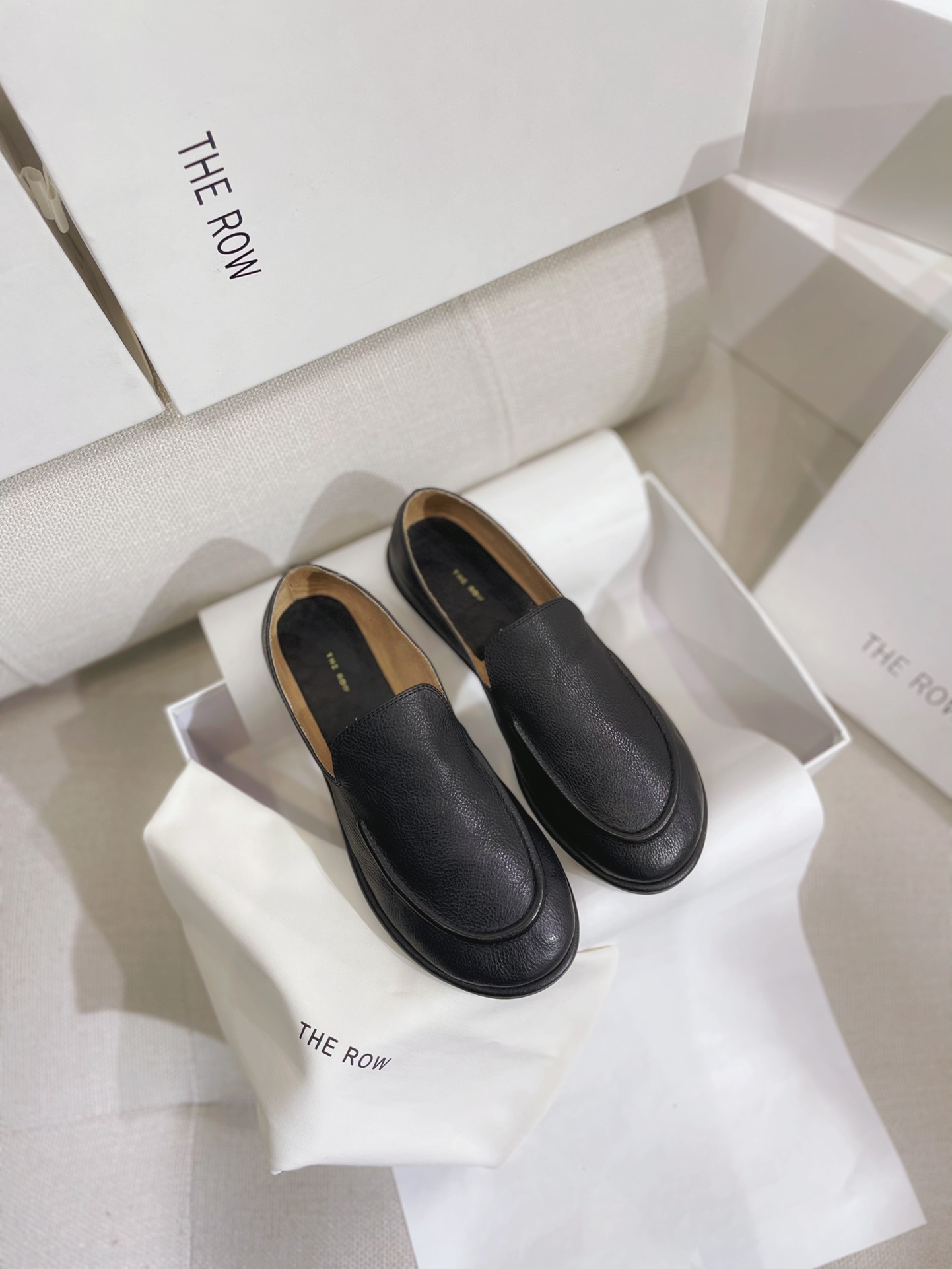 NO:232921,The row is available on the new The row. The same minimalist flat leather loafers as Kendall. The row retro loafers show the brand's skills in minimalist design. The lines are clean and neat. Although there is no logo or print, the overall high-end texture is also completely online. The leather is super soft and there is no condition of polishing feet. You can feel the seemingly casual and relaxed, but in fact it has been carefully considered. The upper is fixed to dye the original top layer of genuine leather. Foot pad goatskin. Imported leather soles. 3 colors beige white, light brown, black. Size 35-39. With the Row high-end full package. Loafers, loafers, sheepskin, Leather soles19860909上新The row .官网同步 Kendall同款极简平底真皮乐福鞋  The row复古乐福鞋,很好地展现了品牌在极简设计上的功力,线条干净利落,尽管没有什么logo、印花的加持,但整体高级质感也完全在线.皮质超级超级的软,不存在磨脚的状况.穿起来就能感受到那份看似随意轻松,实则经过用心考量的人性化设计. 鞋面定染原版头层真皮.  垫脚山羊皮 鞋底进口真皮大底 3色米白色,淡棕色,黑色  码数35—39码.  配the Row高端全套包装.,乐福鞋,loafers,sheepskin,Leather soles,Women's Shoes