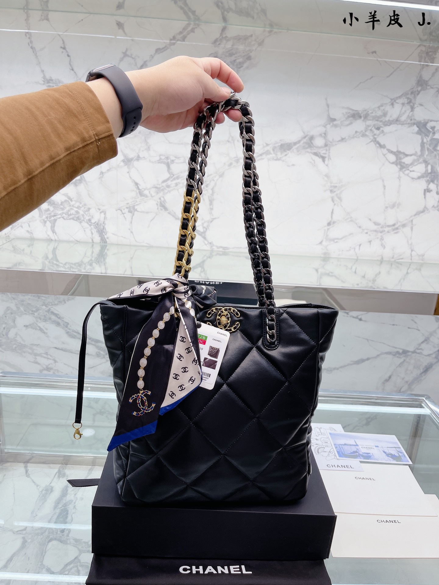 K0 小羊皮 CHANELtotebag|通勤逛街遛娃皆可背 22s这季的购物袋~ 可以单肩、斜跨、手提! 划重点! ! !牛皮! 这只挺冷门的~但是很实用~不容易撞包吧 尺寸 30 30cm