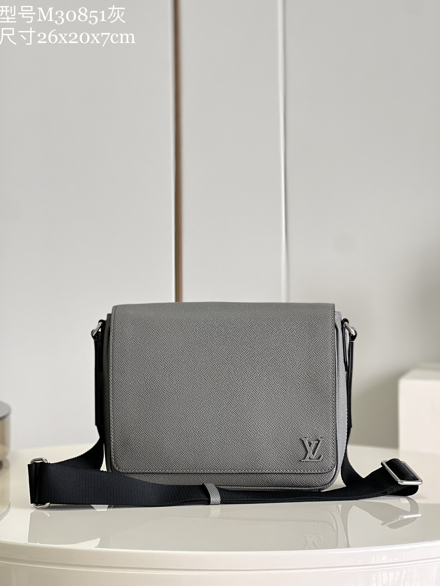 NO:399233,【Exclusive real photo M30851 gray】This District small messenger bag is made of Damier Infini coated canvas, paired with magnetic buckle closure and zippered back pocket, enriching daily travel in a classic style. The adjustable shoulder strap is marked with the Louis Vuitton logo. Size 26 x 20 x 7 cm (length x height x width) Y.700, LV [original leather], louis vuitton, louis vuitton19860909【独家实拍 M30851灰】本款 District 小号邮差包取材 Damier Infini 涂层帆布,搭配磁扣开合和拉链后袋,以经典格调丰富日常出行.可调节肩带标注路易威登标识.尺寸26 x 20 x 7 厘米(长度 x 高 x 宽) Y.700,LV【原厂皮】,louis vuitton,louis vuitton,Bag