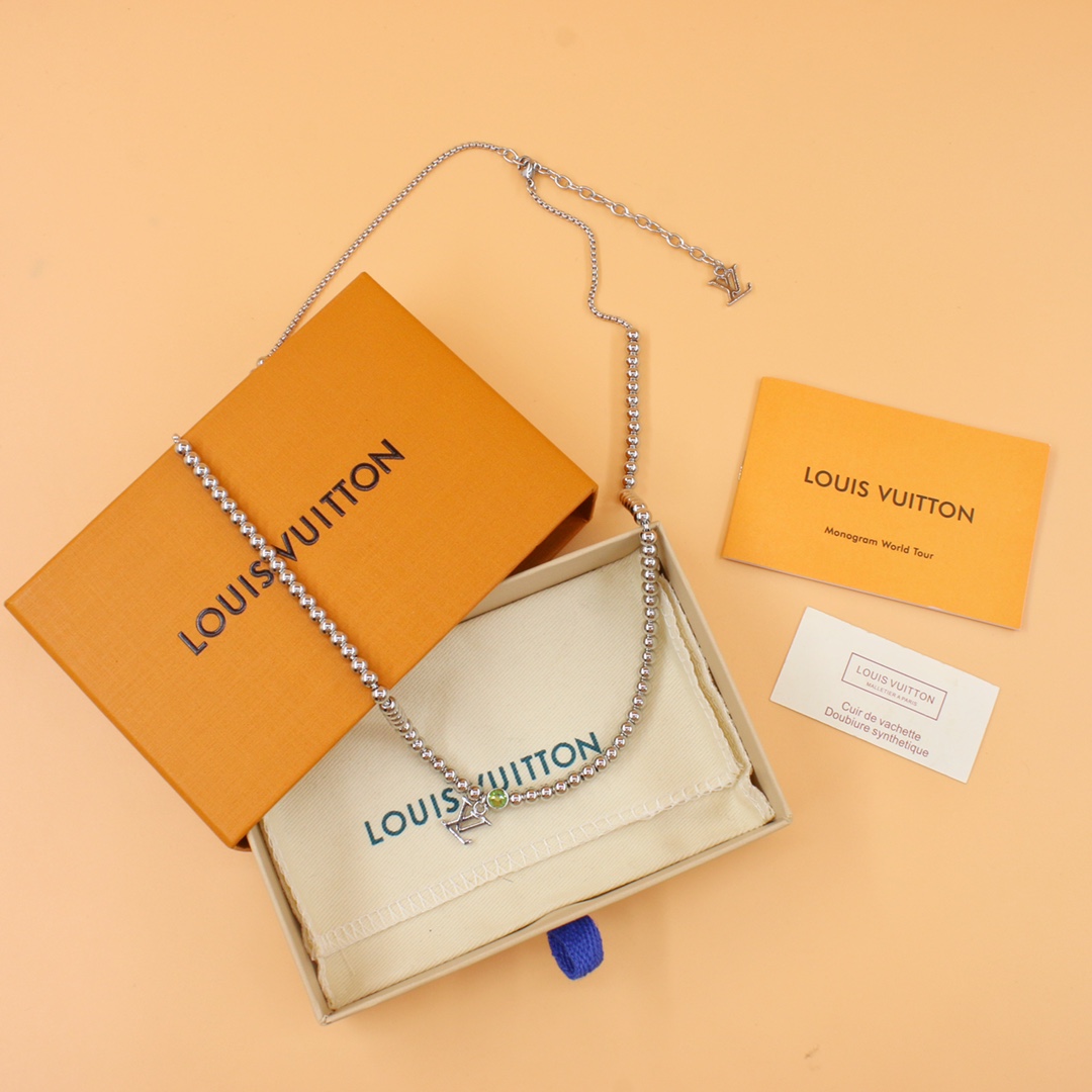 现货 LV新款银色小圆珠字母吊坠项链 NANO BEADS项链以摩登视角重译经典元素 透明玻璃与金属串珠形成微妙反差 LV字母轻巧悬挂 可调节链条实现多种造型可能