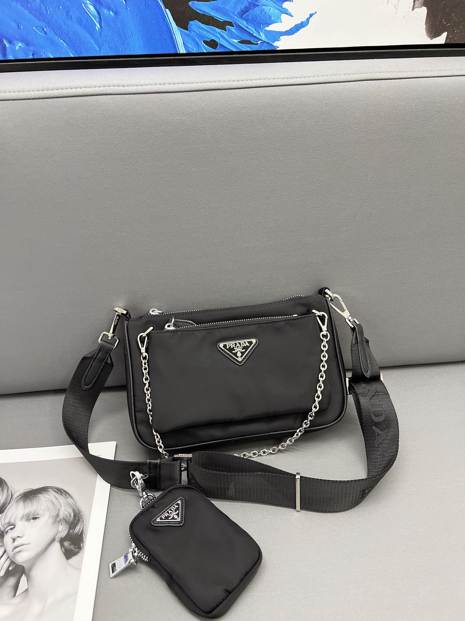 J5  普拉达 Prada  三角标Hobo三合一男士邮差包 尼龙布单肩包 休闲百搭斜挎包 采用精湛镶嵌细工，经典百搭 实物拍摄 原厂原版面料 配送小票防尘袋 礼盒 23 x 18 cm。