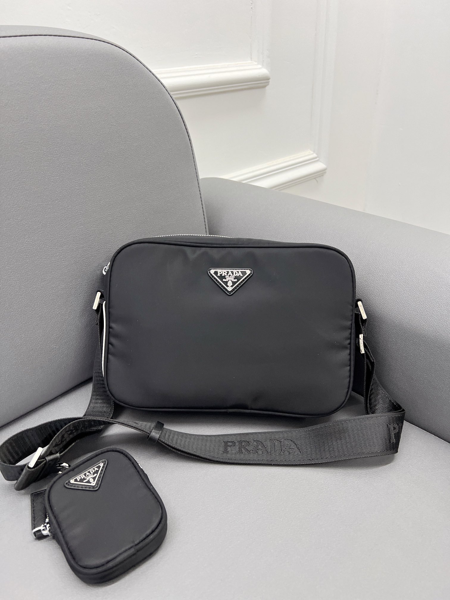 J5 x Adidas  普拉达 Prada 联名阿迪达斯Saffiano尼龙布二合一单肩包 斜挎包 相机包 采用精湛镶嵌细工，经典百搭 实物拍摄 原厂原版面料 配送小票防尘袋 礼盒 17 x 25 cm