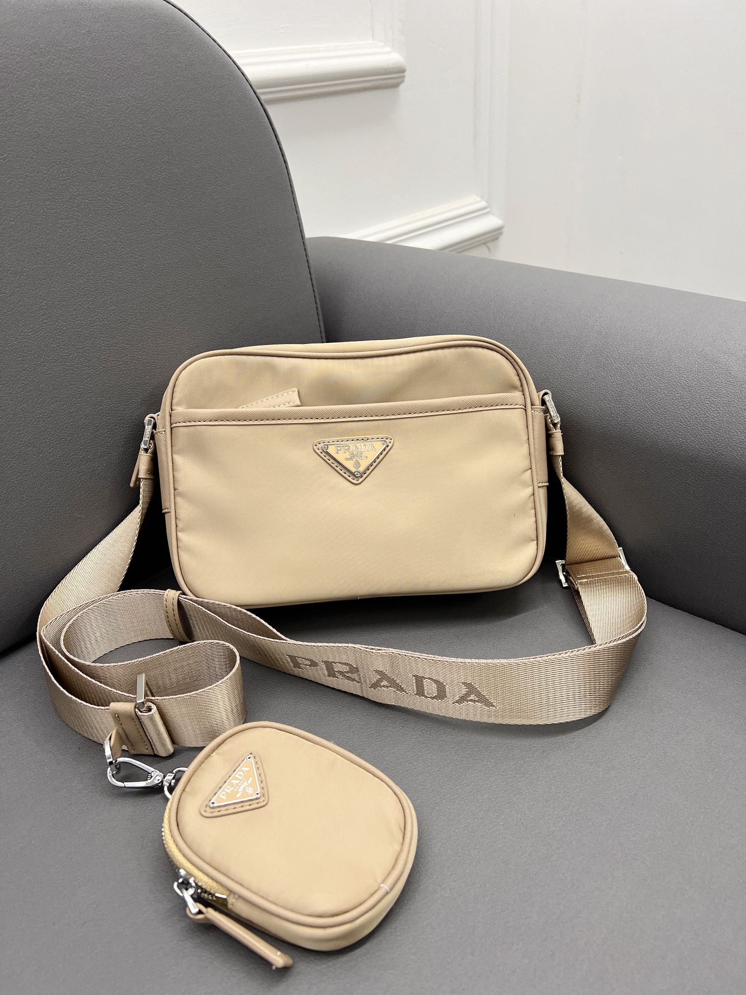 J5  普拉达 Prada  Saffiano尼龙布二合一邮差包 单肩斜挎包 采用精湛镶嵌细工，经典百搭 实物拍摄 原厂原版面料 2VH048 配送小票防尘袋 礼盒 24 x 16 cm