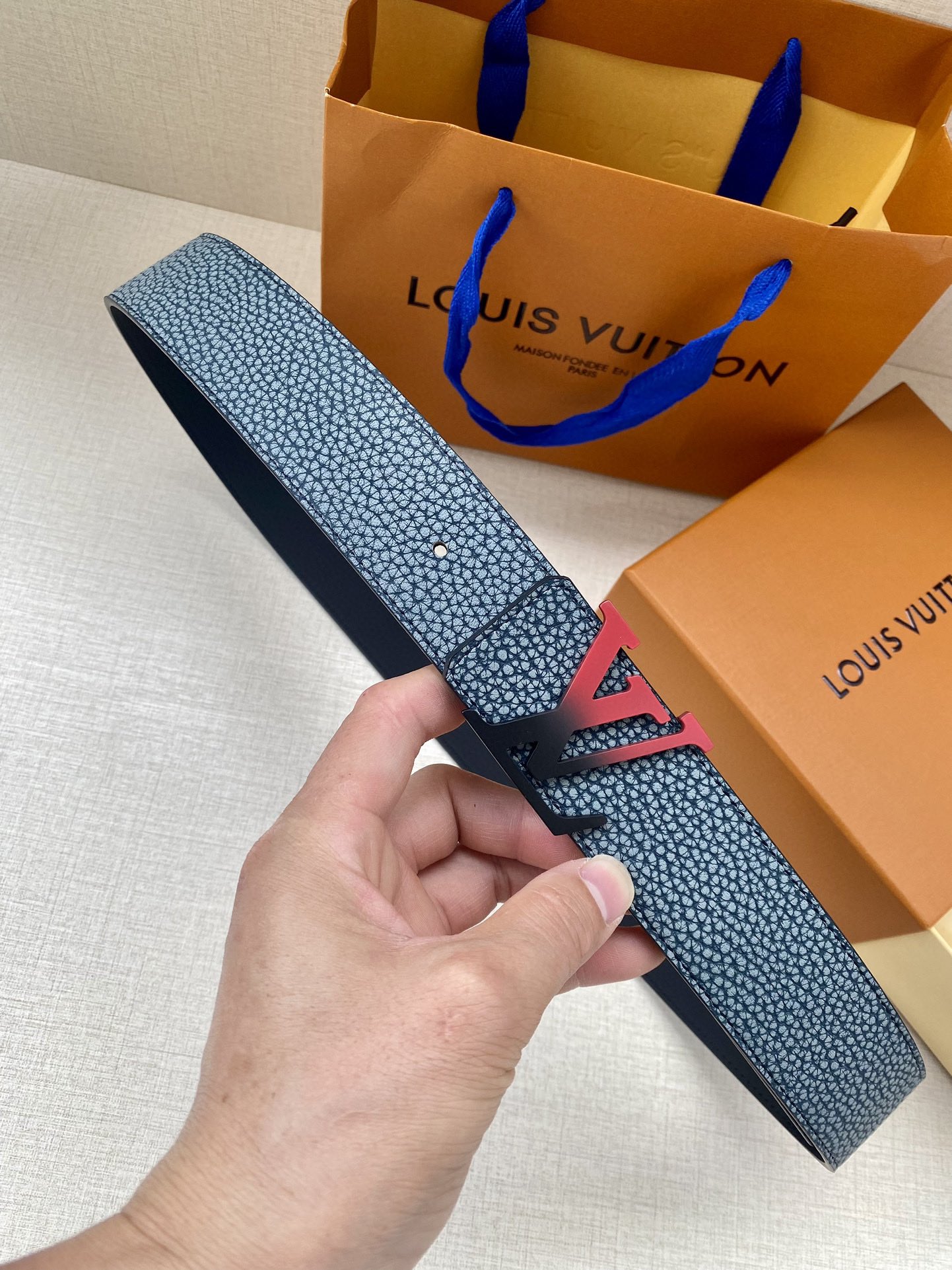 J5 LV Shape MNG Climbing 双面腰带向攀岩运动汲取灵感,以喷绘 Monogram Climbing 图案表现崎岖岩石的粗粝纹理,翻转可见沉稳素色.