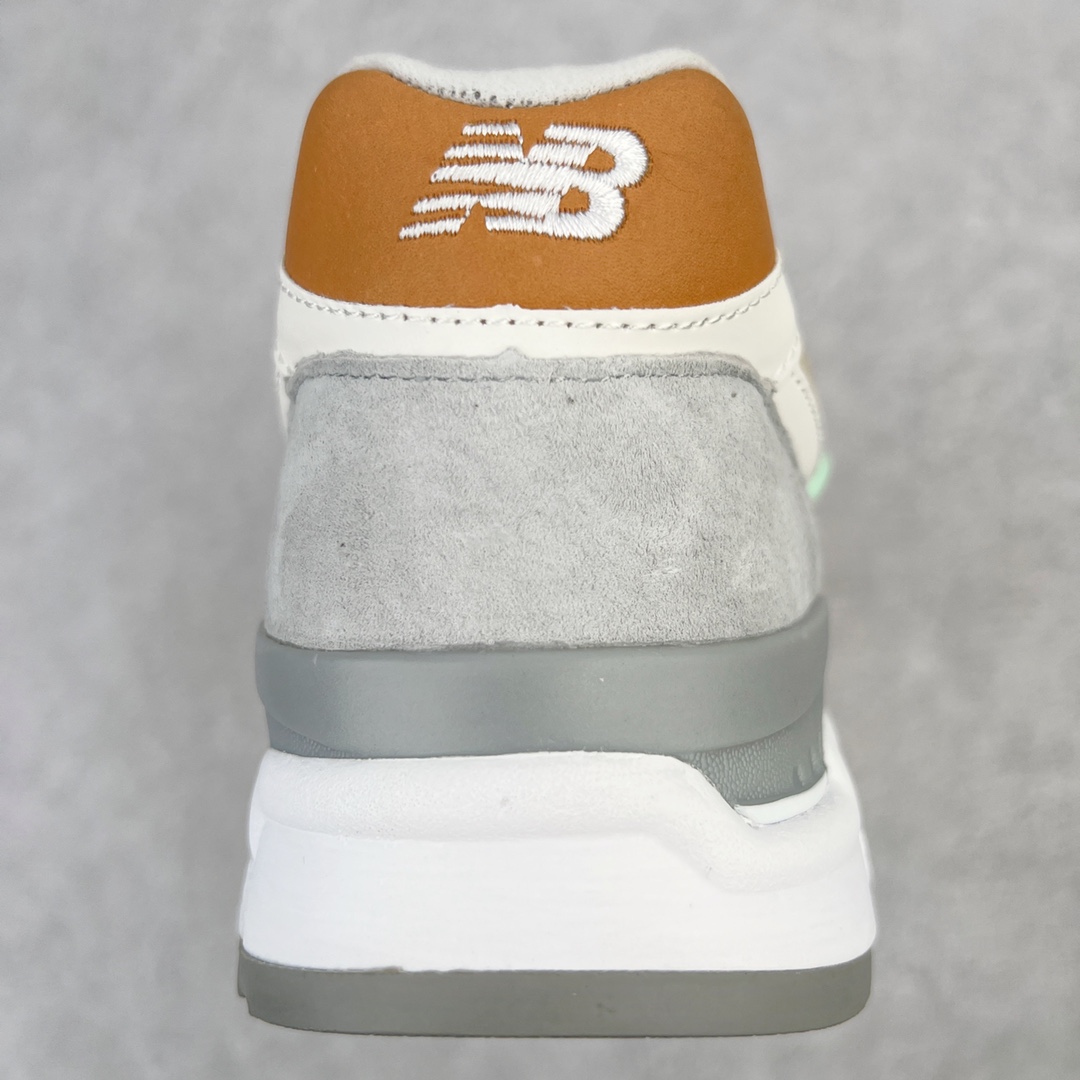 图片[8]-＃K版纯原 New Balance M998 Made in USA NB新百伦高端美产血统系列经典复古休闲运动慢跑鞋 NB998 诞生于 1993 年，作为第一双使用 ABZORB 缓冲材料的鞋款，一经发售就受到大量消费者的热烈追捧，如今已经成为了历久不衰的经典代表鞋款之一。原楦原数据开发版型 以优质面料制成鞋面结构。鞋面采用经典网眼布材质，辅以绒面革覆盖，带来更加清爽舒适的穿着体验。鞋舌上标记的 \\\”998\\\” 字样增强鞋款辨识度的同时，为鞋款注入更多动人细节。鞋款采用 ABZORB 缓冲材料的中底，通过缓冲和压缩阻力相结合来吸收冲击，稳定性高，不易打滑，助你畅享舒适有型的运动体验。采用猪巴革组合网织鞋面材质 后跟嵌入TPU装饰条稳固 升级原装5层独立私模 尺码：36 36.5 37 38 39.5 40 40.5 41.5 42 42.5 43 44 44.5 45-选品中心